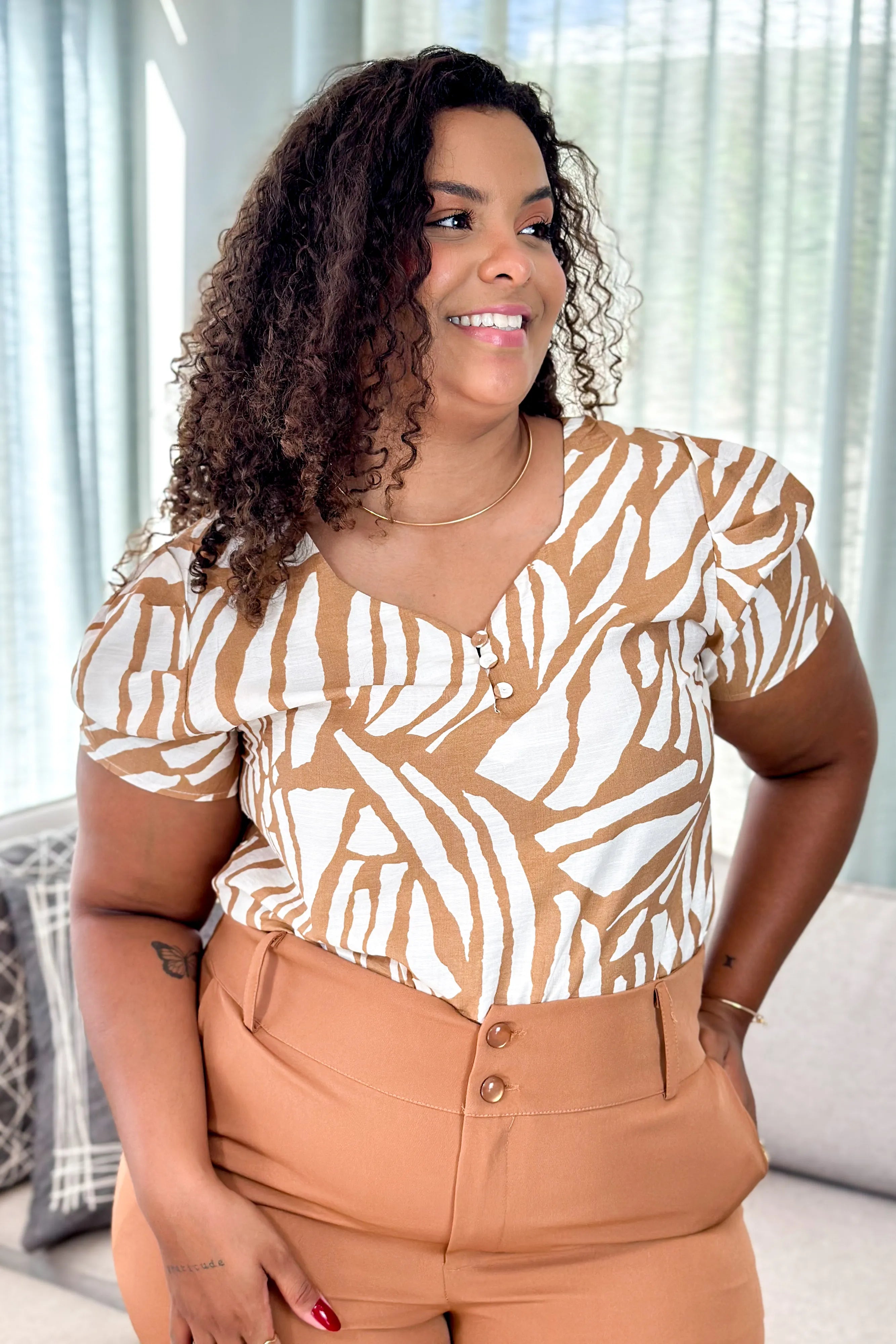 Blusa Manga Curta Visco Soft Decote "V" Detalhe Botão Rita Estampada Bege