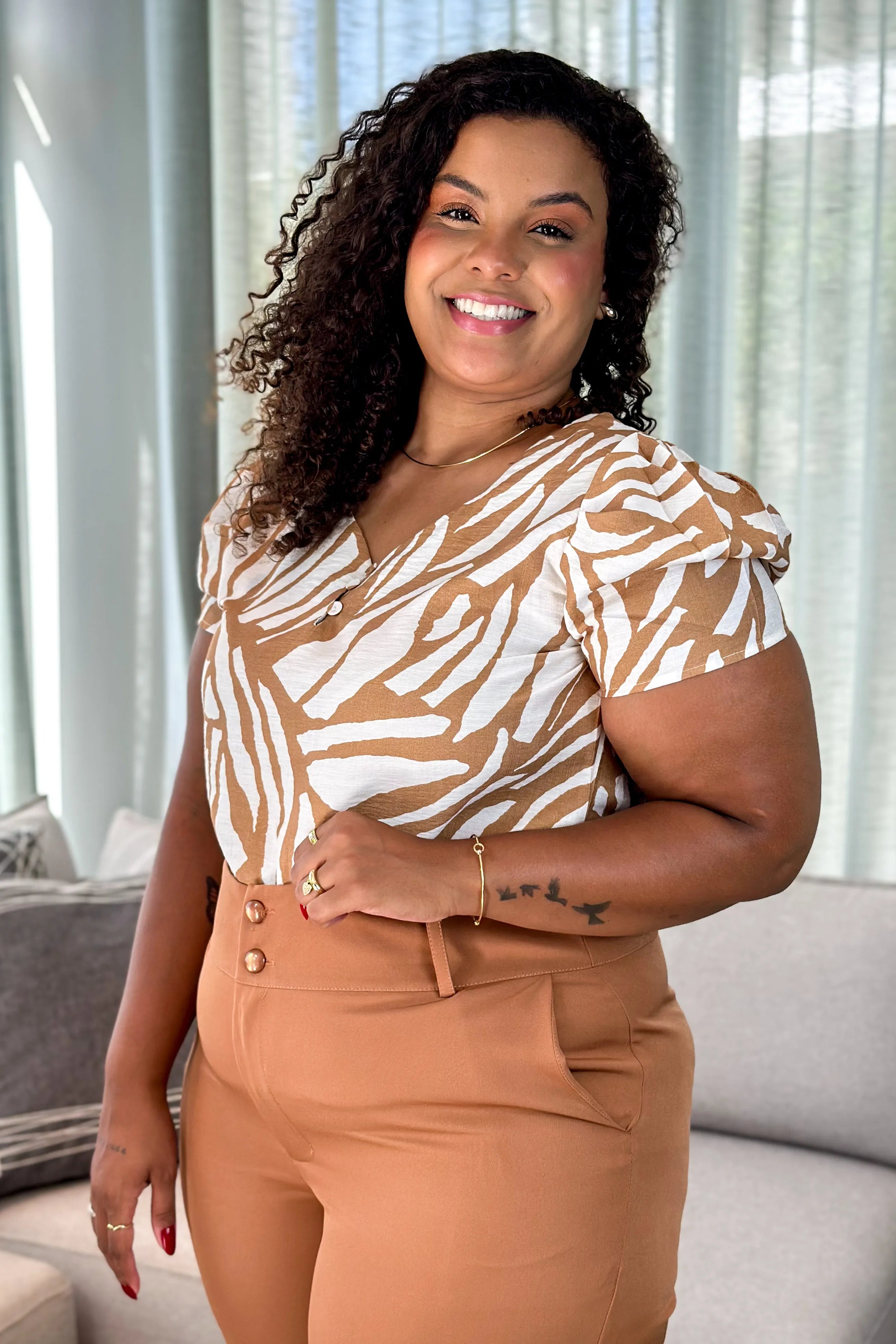 Blusa Manga Curta Visco Soft Decote "V" Detalhe Botão Rita Estampada Bege