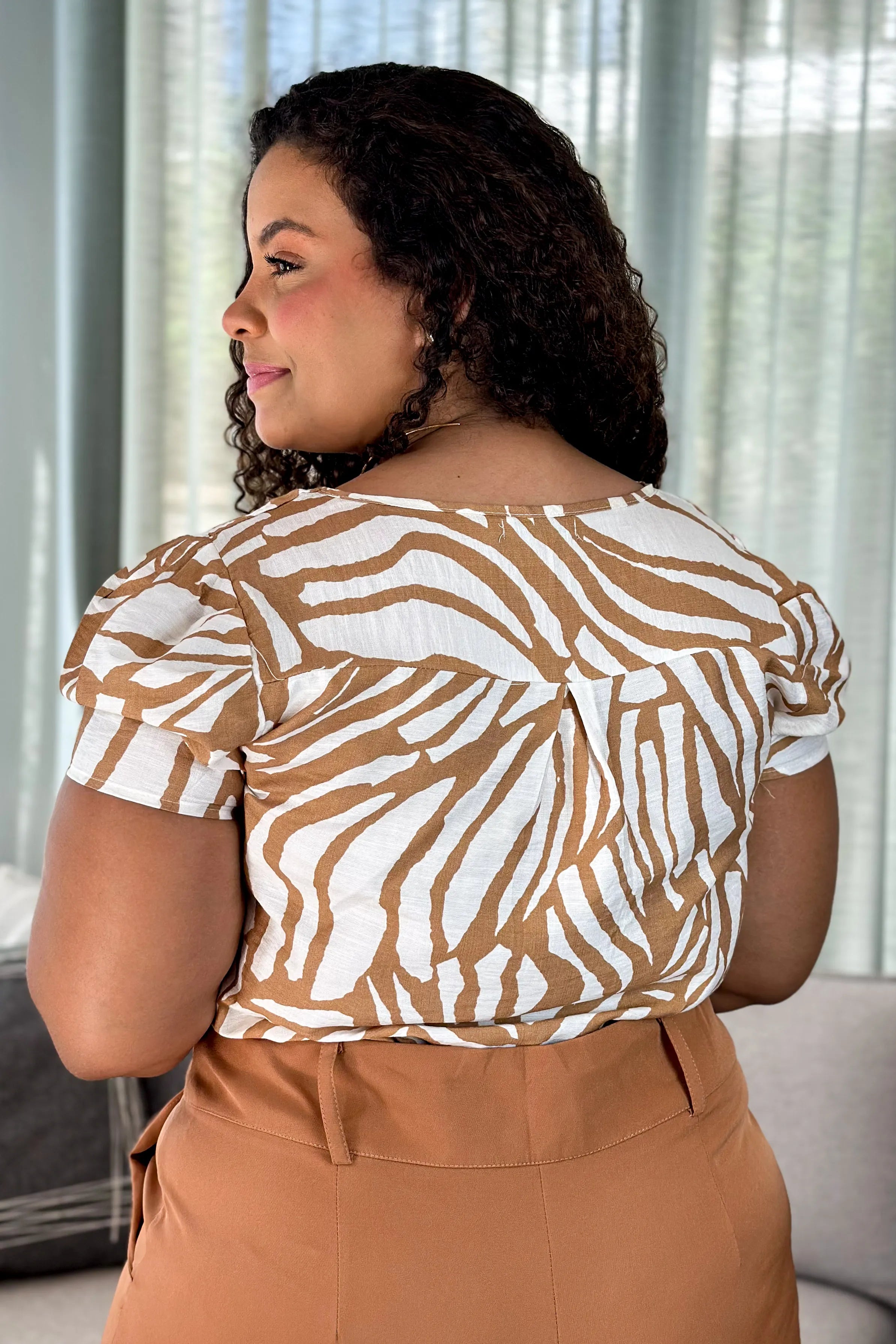 Blusa Manga Curta Visco Soft Decote "V" Detalhe Botão Rita Estampada Bege