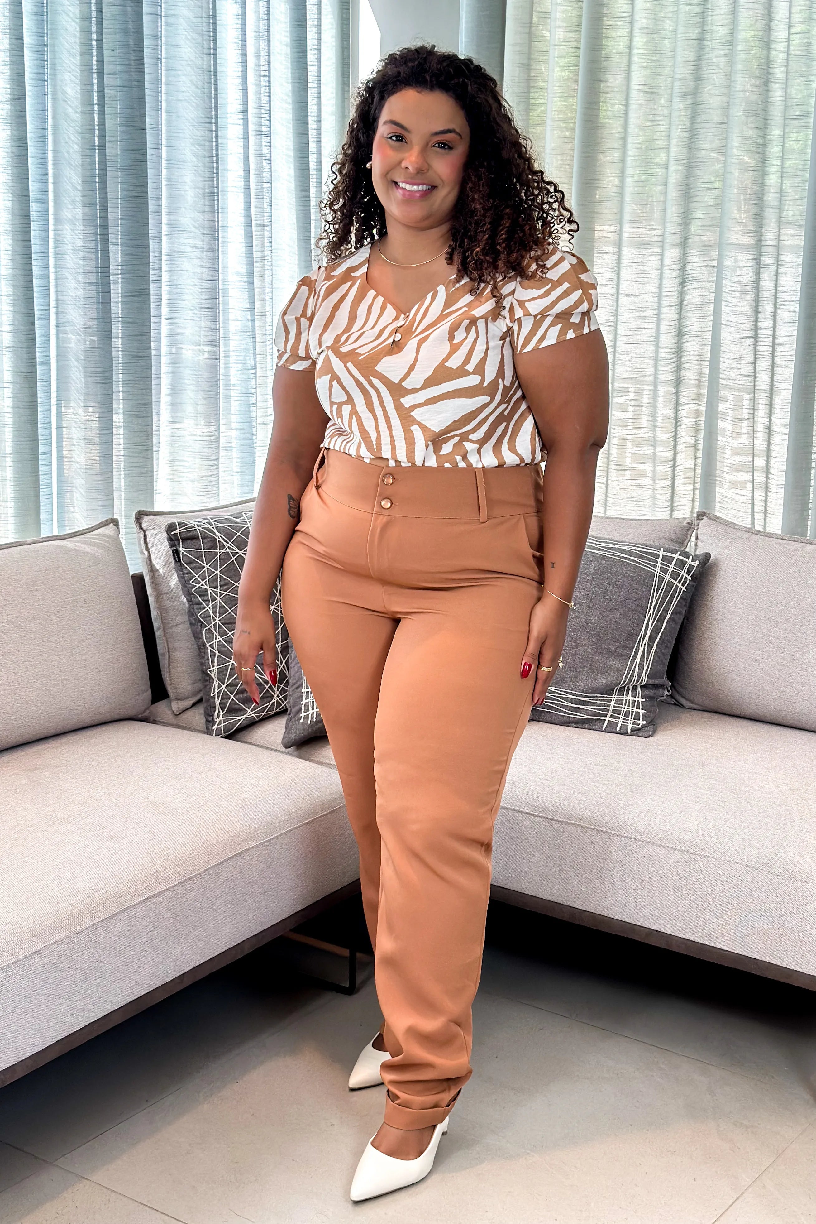 Conjunto: Blusa Manga Curta Visco Soft Decote "V" Detalhe Botão Plus Size Rita Estampada Bege + Calça Corte Reto Crepe Alfaiataria Botão Duplo Plus Size Pietra Marrom