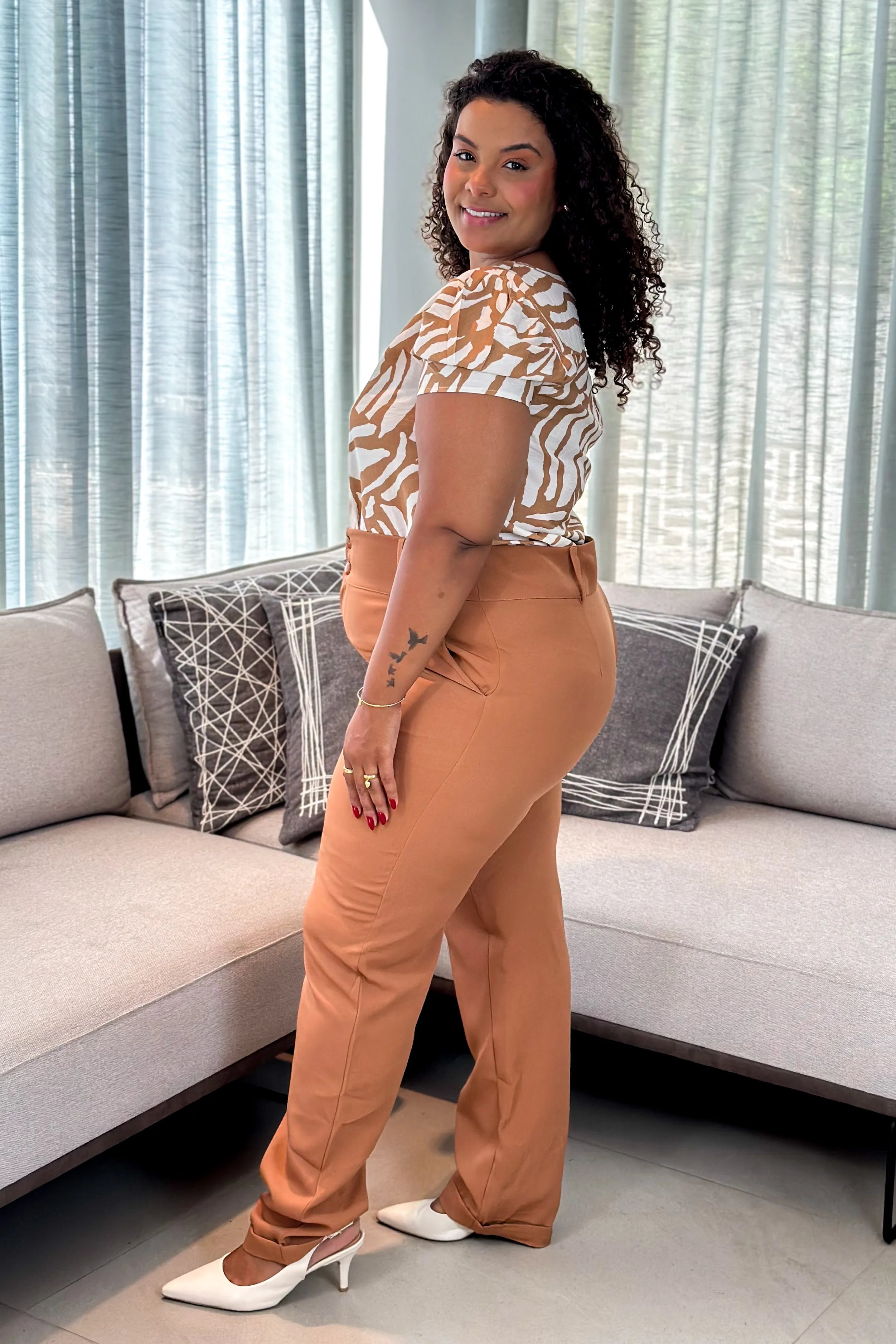 Conjunto: Blusa Manga Curta Visco Soft Decote "V" Detalhe Botão Plus Size Rita Estampada Bege + Calça Corte Reto Crepe Alfaiataria Botão Duplo Plus Size Pietra Marrom