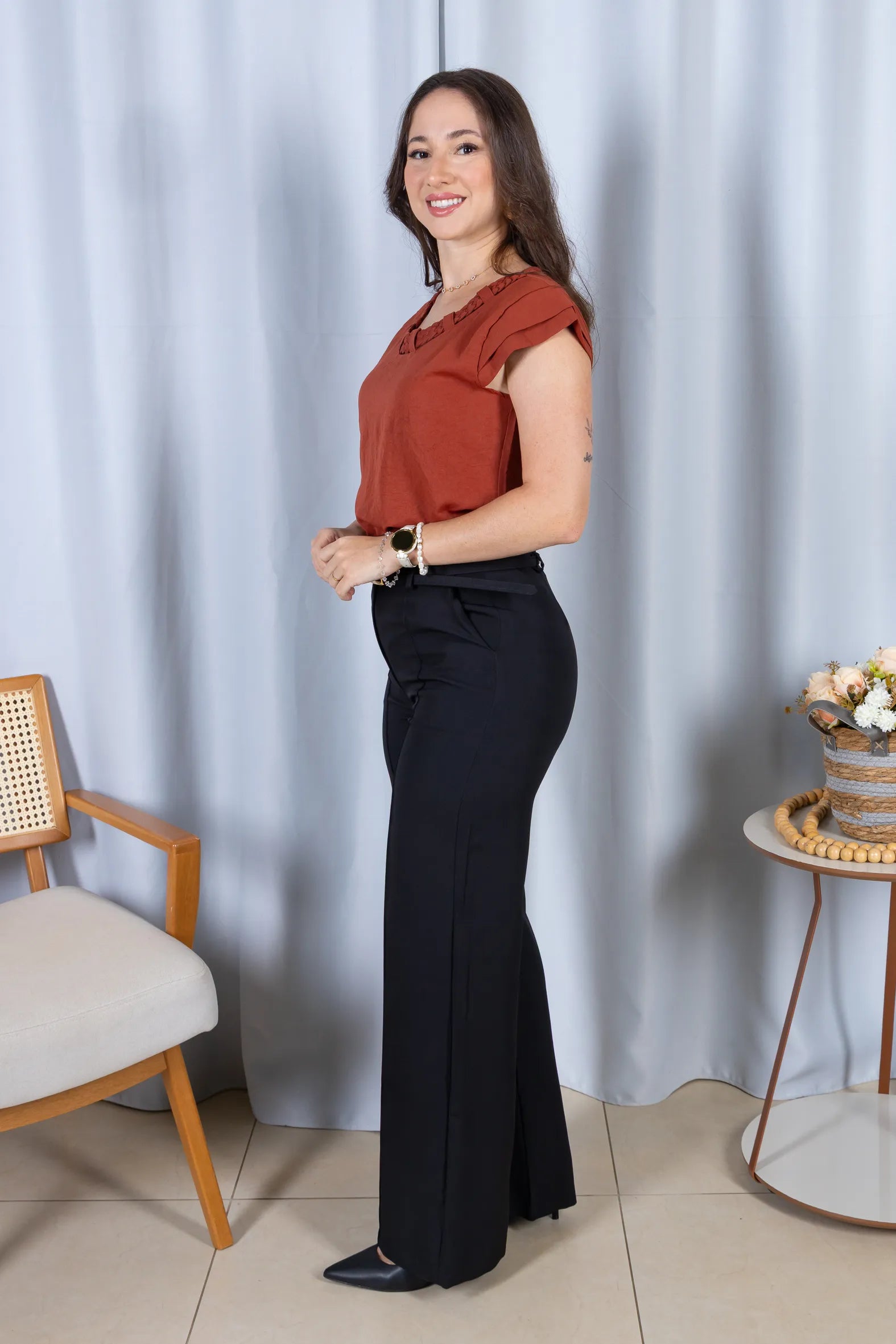 Calça Corte Reto em Alfaiataria com Friso e Cinto Encapado Daphne Preta