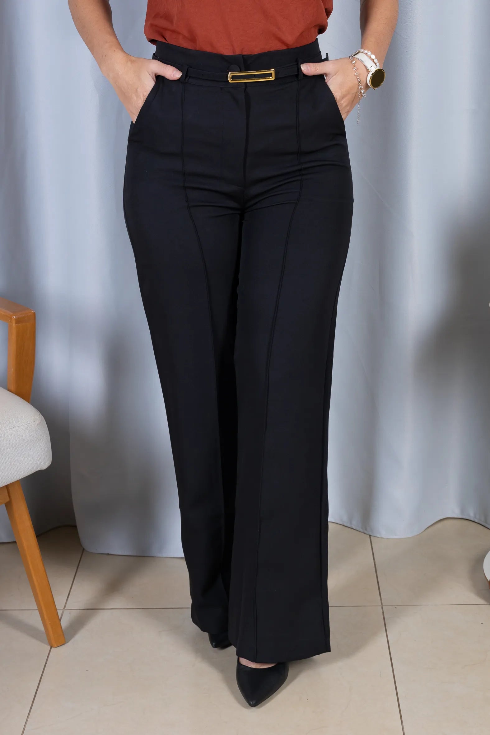 Calça Corte Reto em Alfaiataria com Friso e Cinto Encapado Daphne Preta