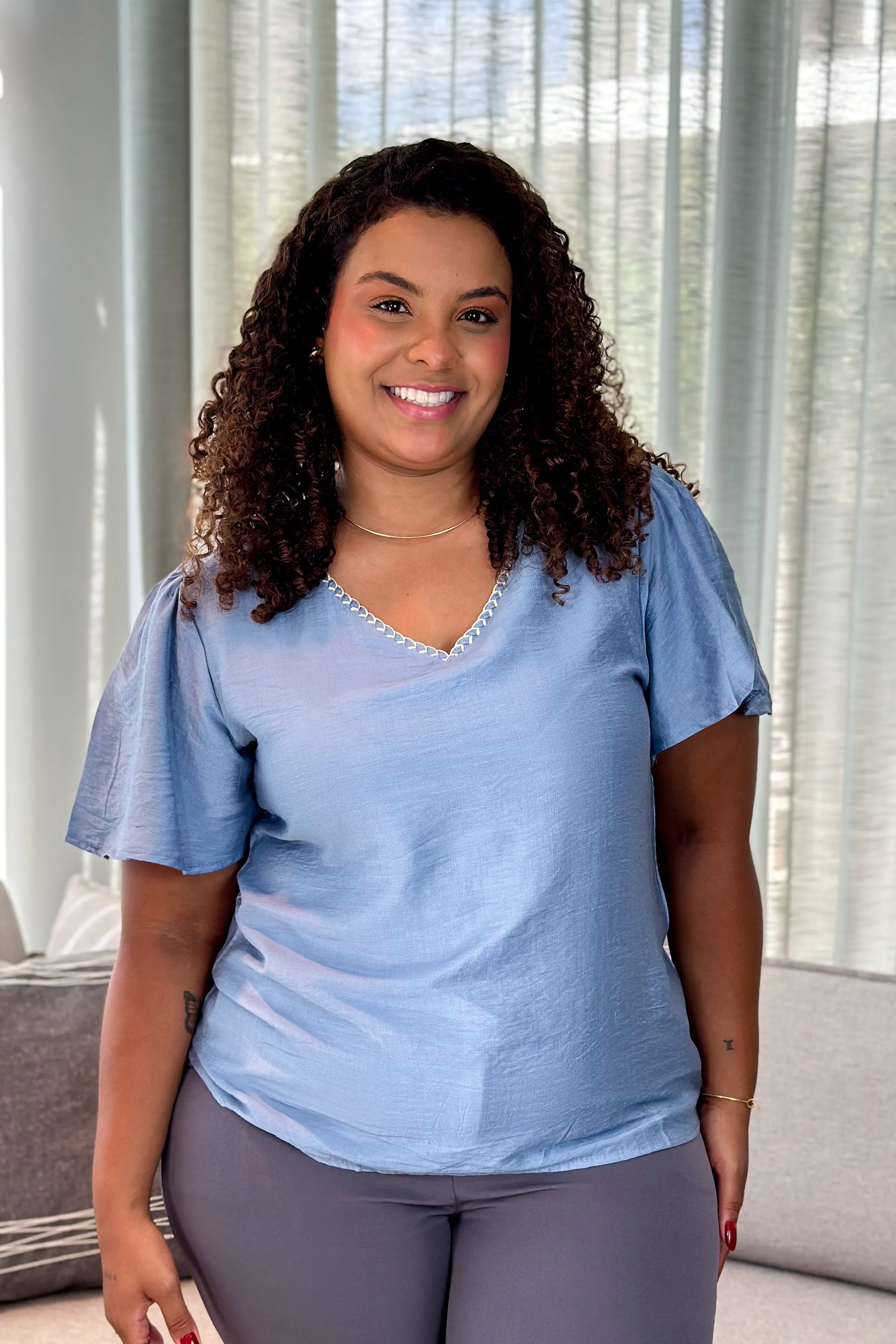 Blusa Manga Curta Visco Acetinado Decote "V" Detalhe Gola Cassia Azul