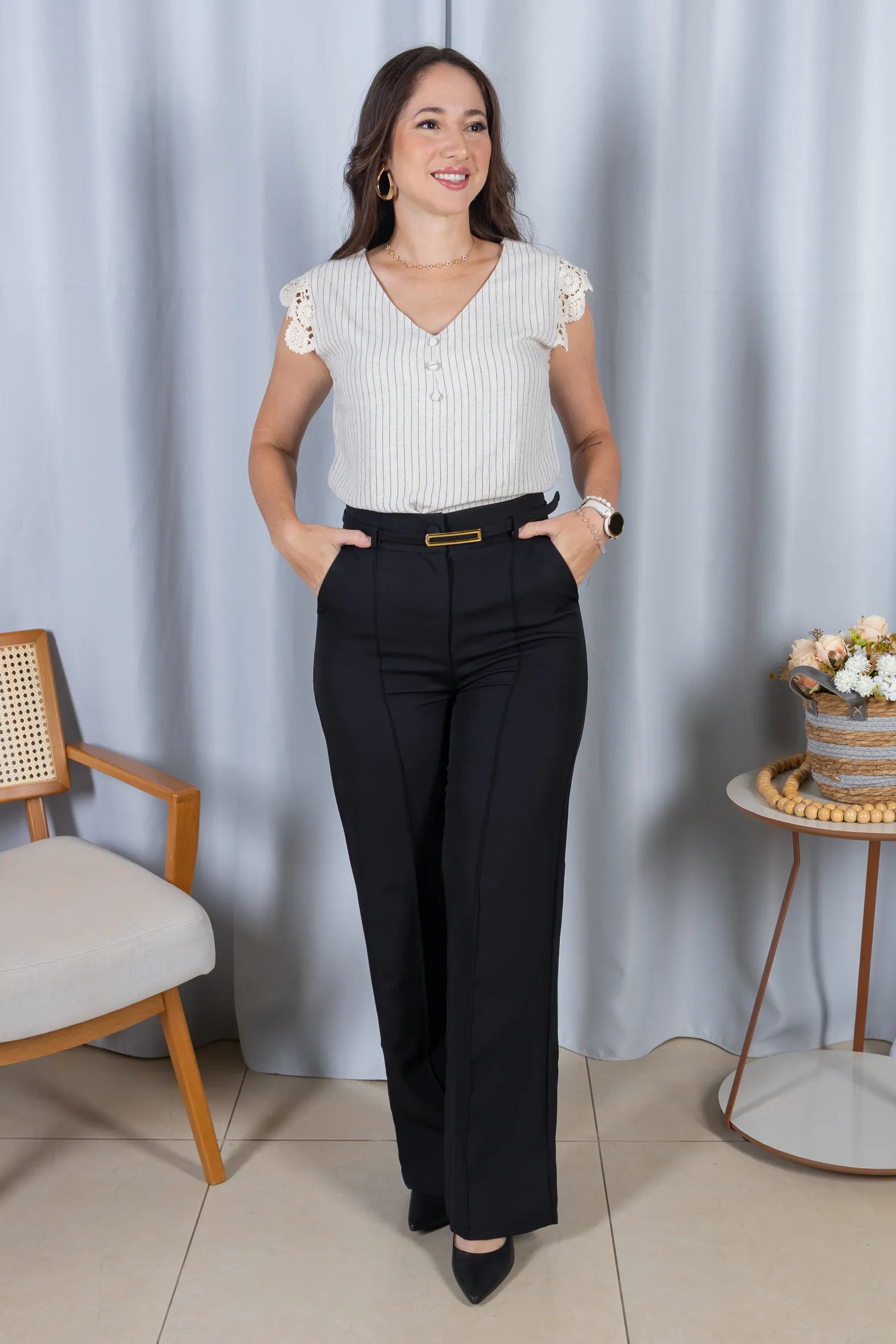 Blusa Regata em Visco-Linho Decote em "V" Detalhe em Renda Melissa Off White