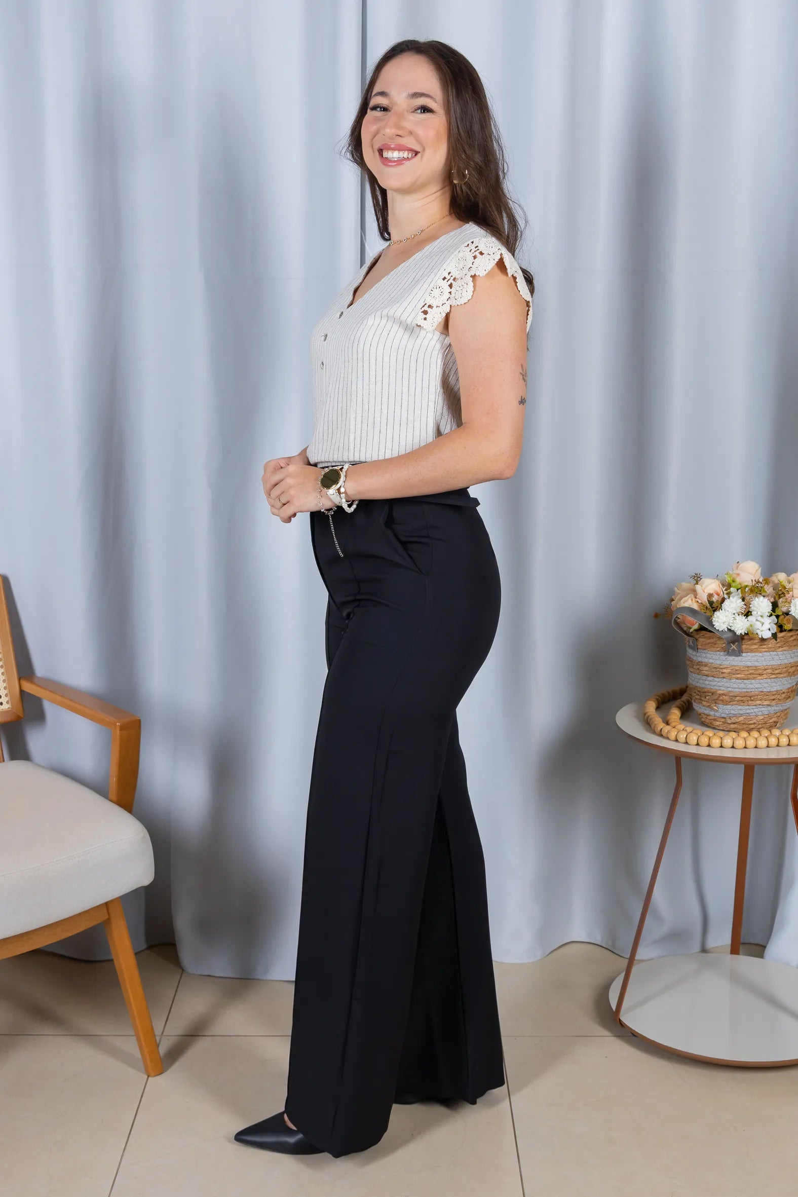 Blusa Regata em Visco-Linho Decote em "V" Detalhe em Renda Melissa Off White