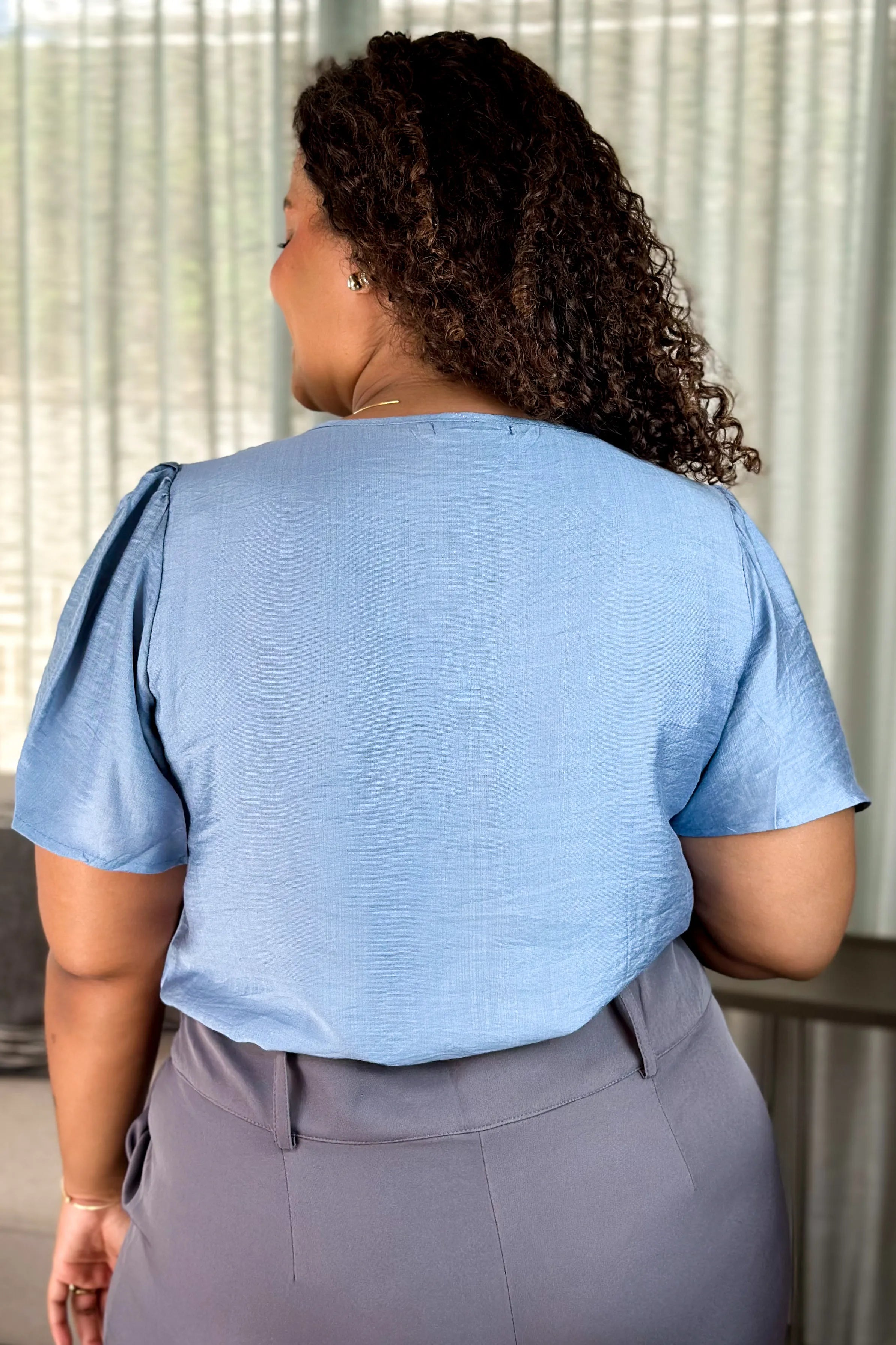 Blusa Manga Curta Visco Acetinado Decote "V" Detalhe Gola Cassia Azul