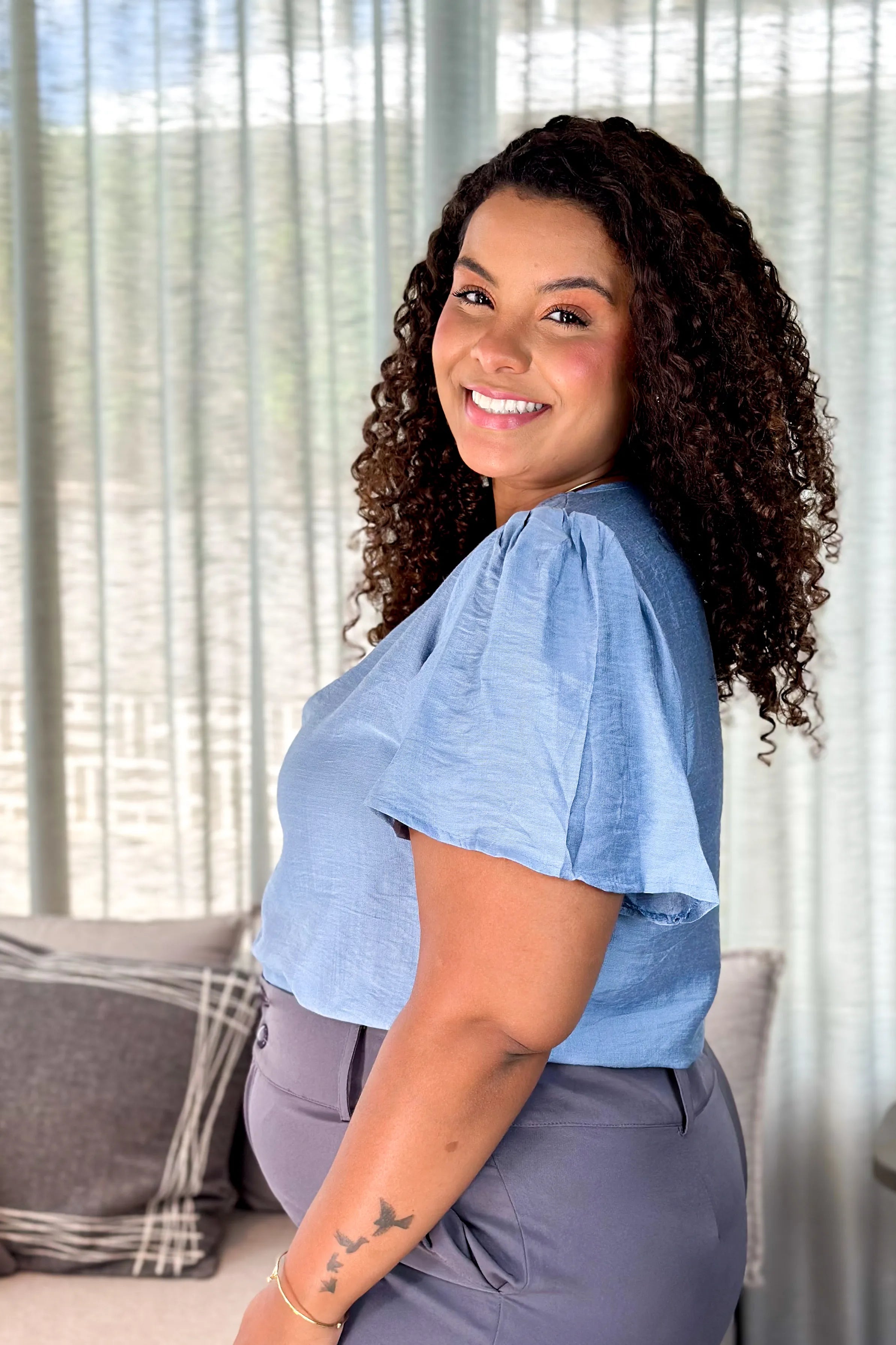 Blusa Manga Curta Visco Acetinado Decote "V" Detalhe Gola Cassia Azul