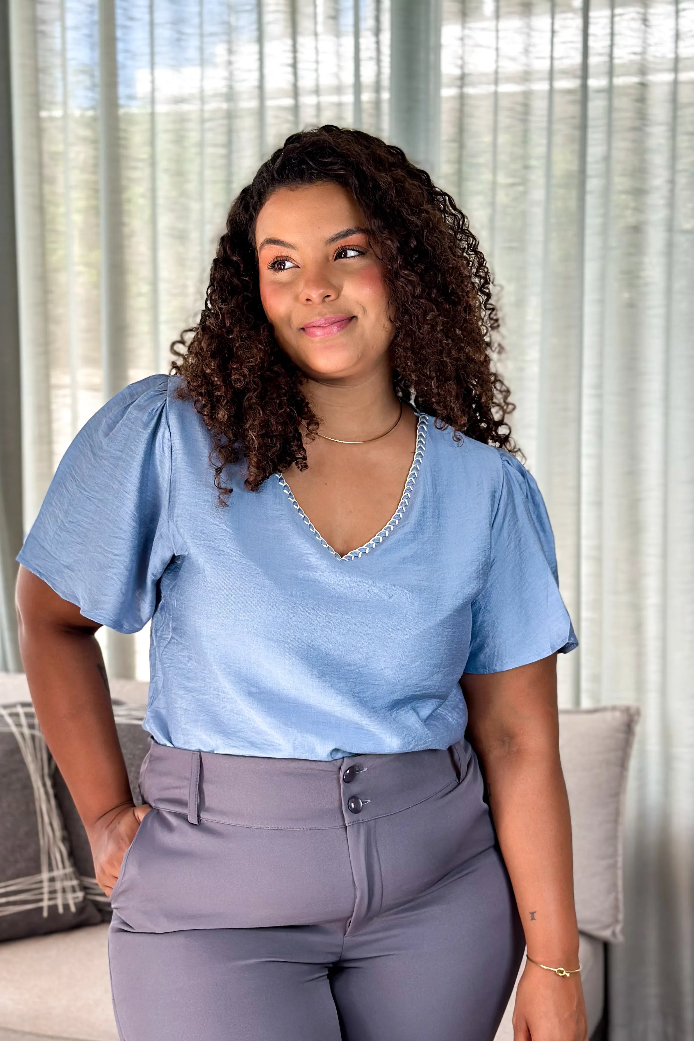 Blusa Manga Curta Visco Acetinado Decote "V" Detalhe Gola Cassia Azul