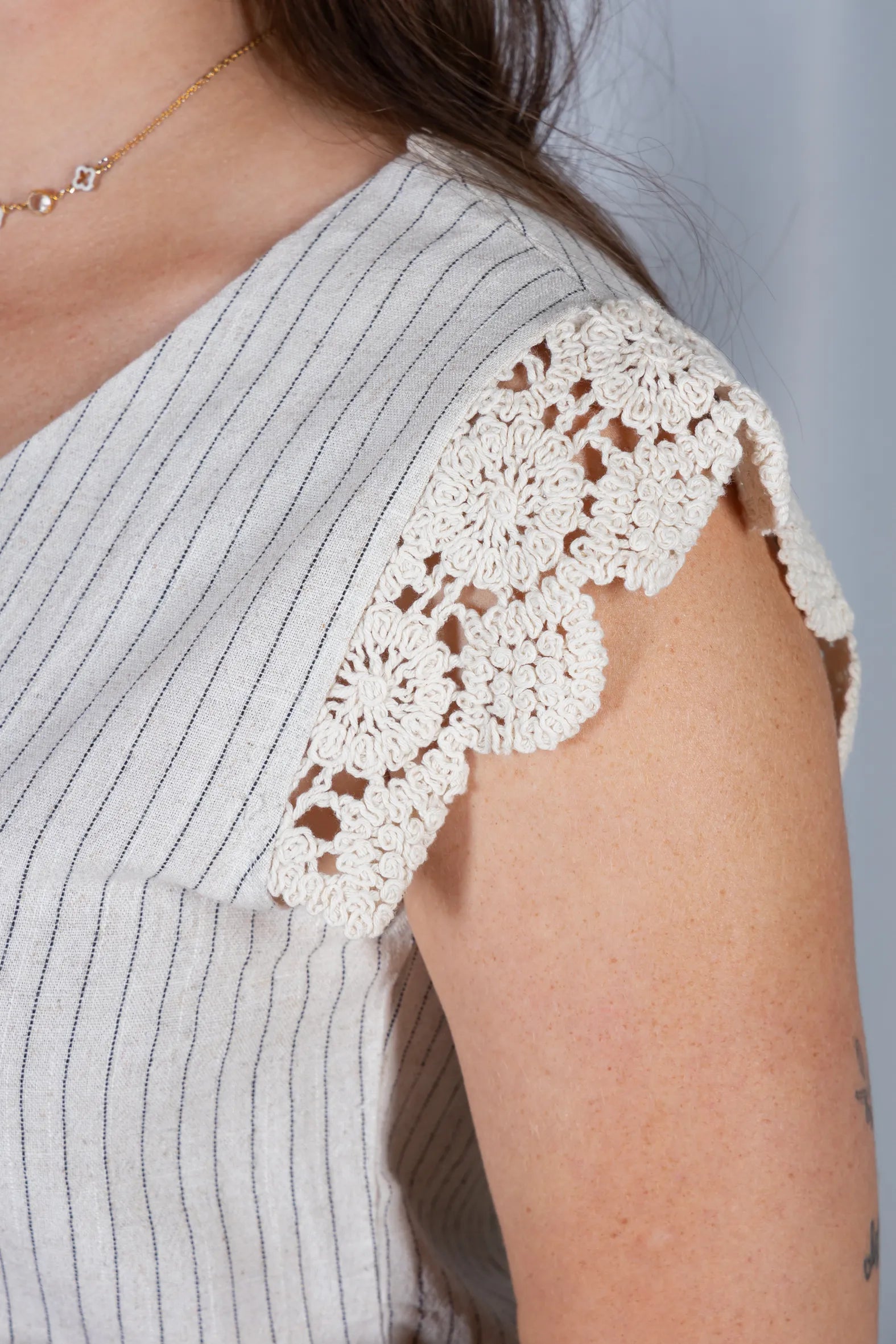 Blusa Regata em Visco-Linho Decote em "V" Detalhe em Renda Melissa Off White