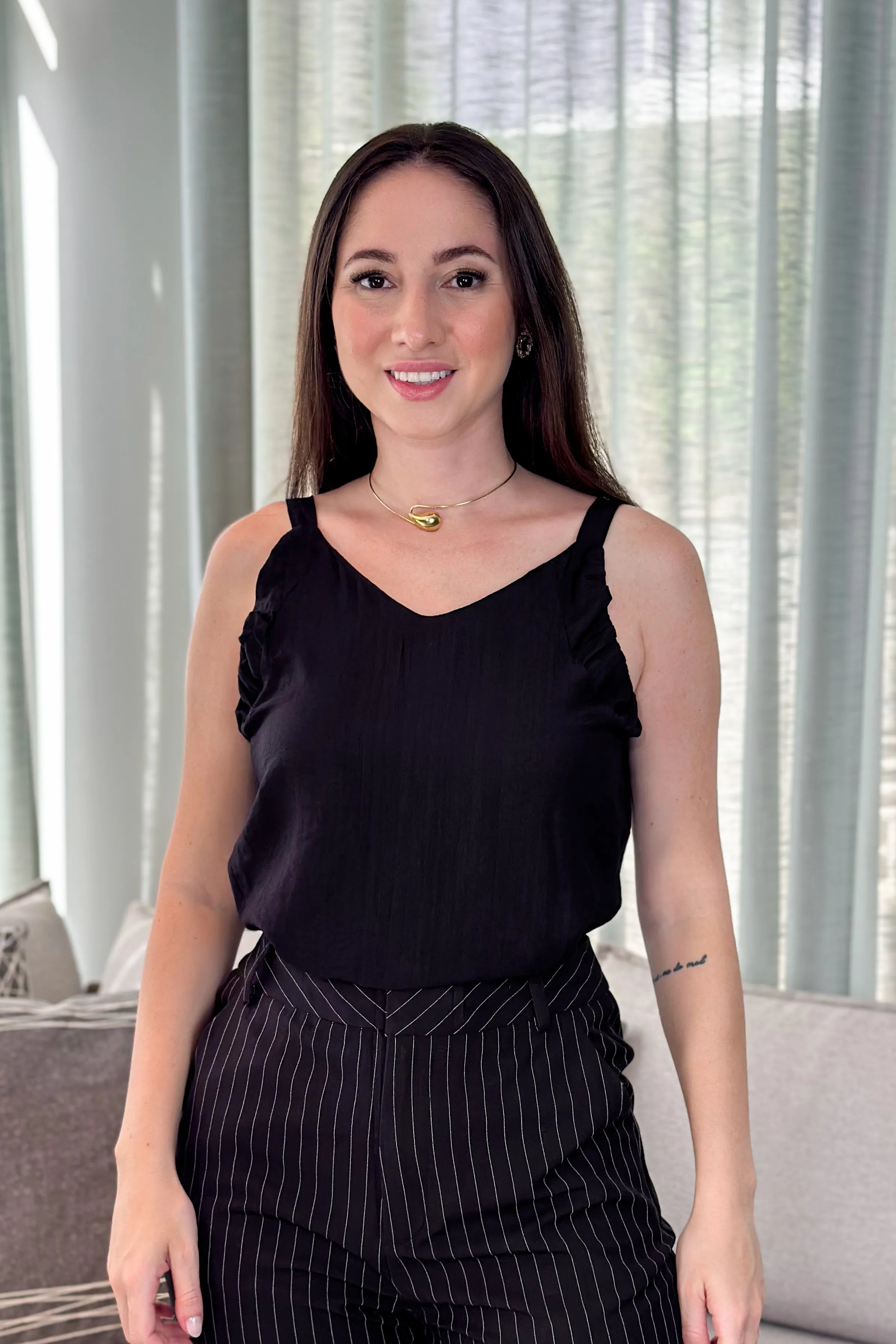 Blusa Regata Visco Acetinado Decote "V" Duda Preta