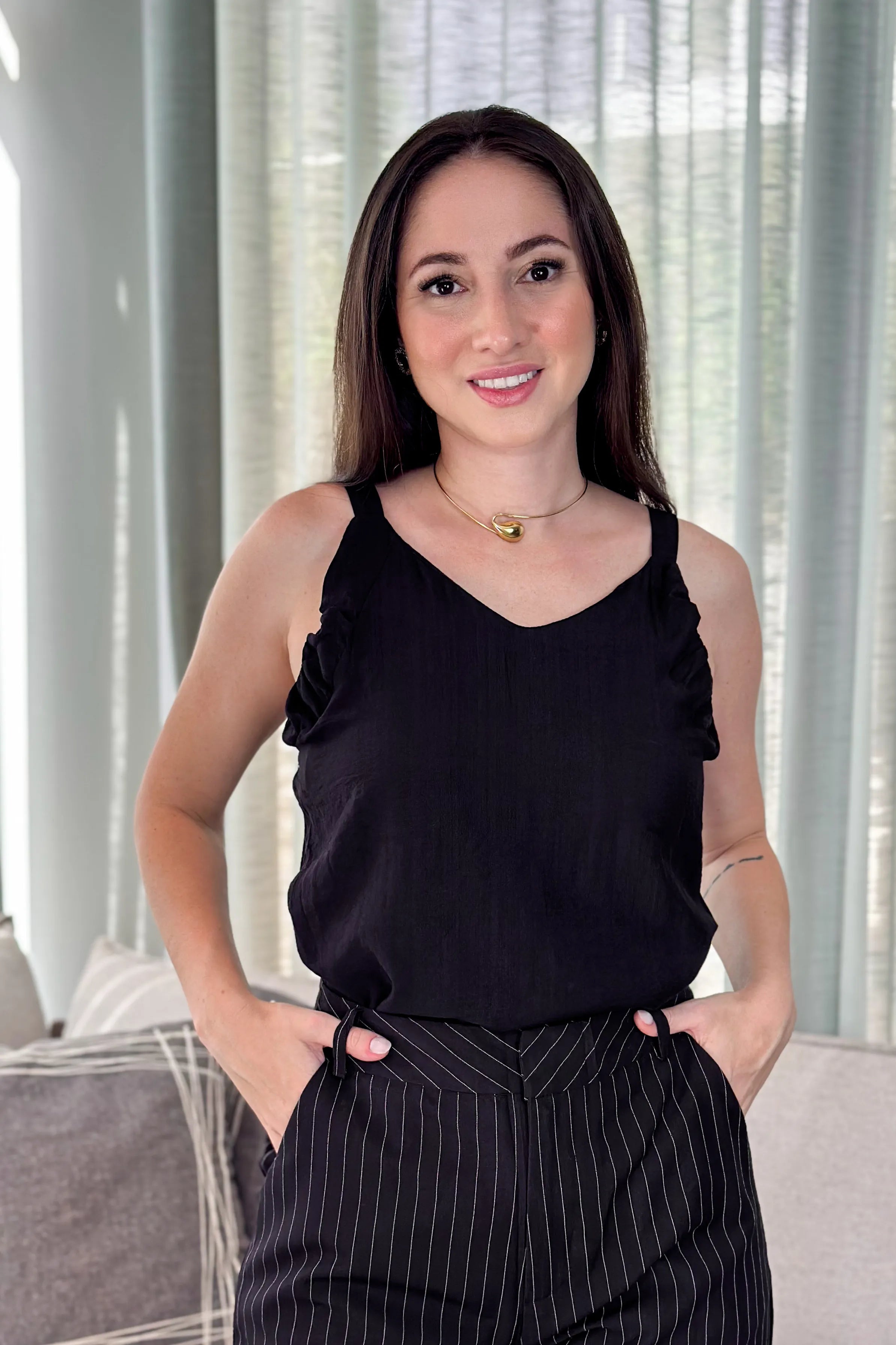 Blusa Regata Visco Acetinado Decote "V" Duda Preta