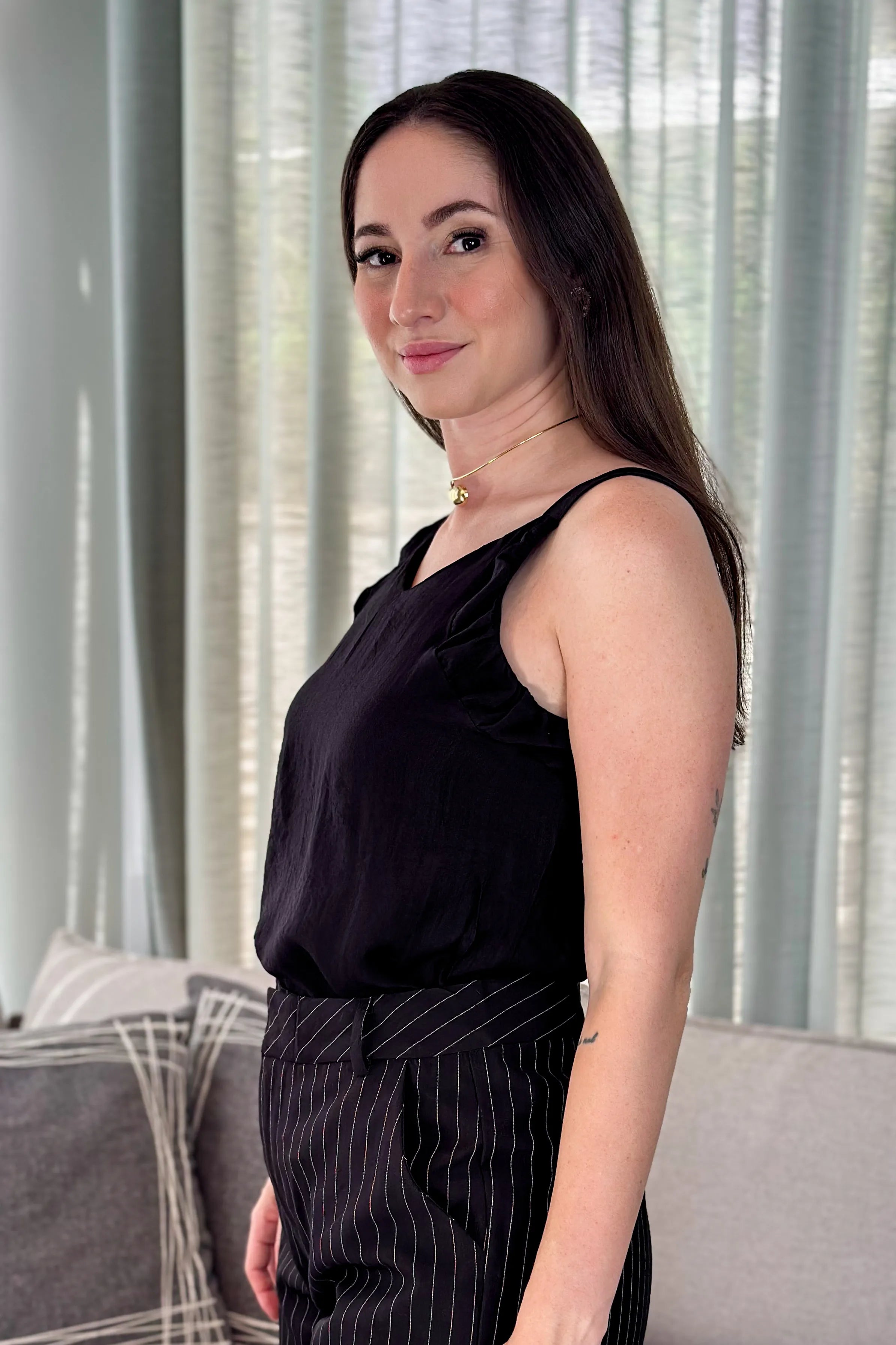 Blusa Regata Visco Acetinado Decote "V" Duda Preta