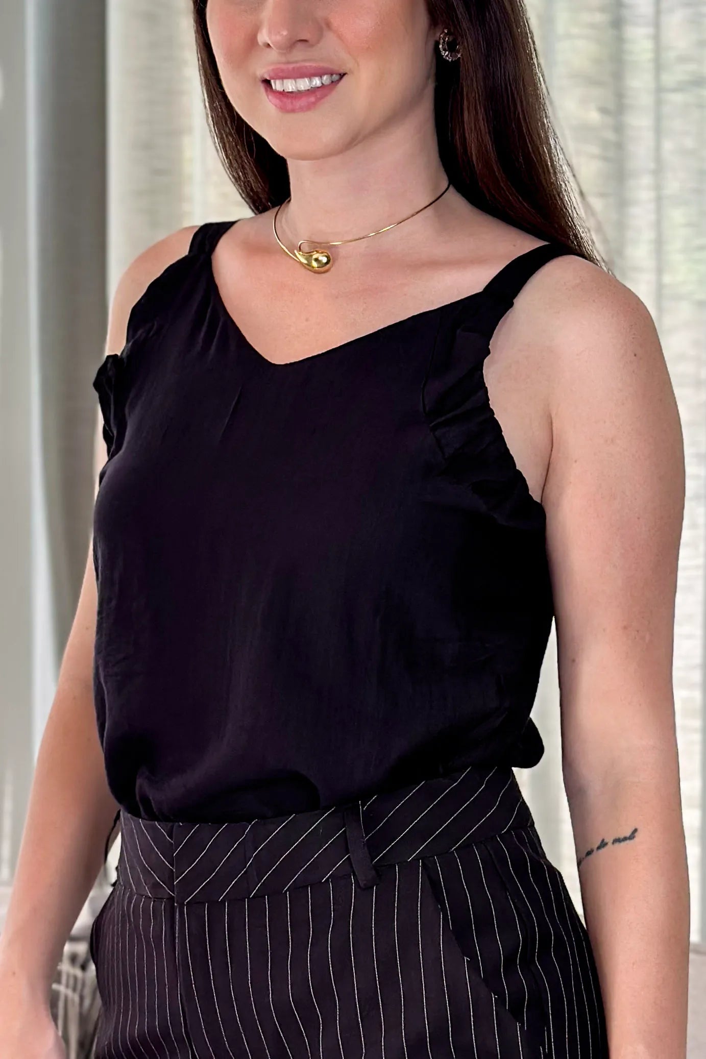 Blusa Regata Visco Acetinado Decote "V" Duda Preta