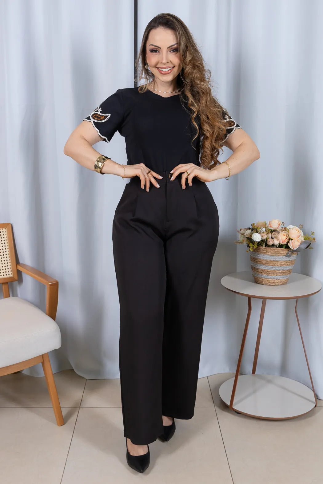 Blusa Manga Curta com Detalhe Bordado Delineado em Cotton Lycra Maya Preta