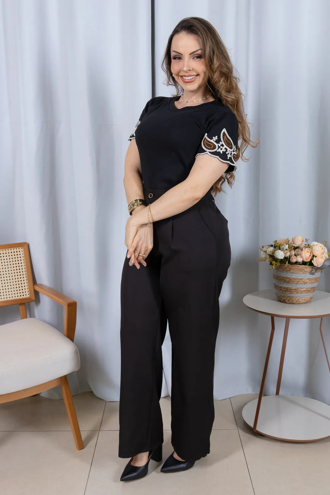Blusa Manga Curta com Detalhe Bordado Delineado em Cotton Lycra Maya Preta