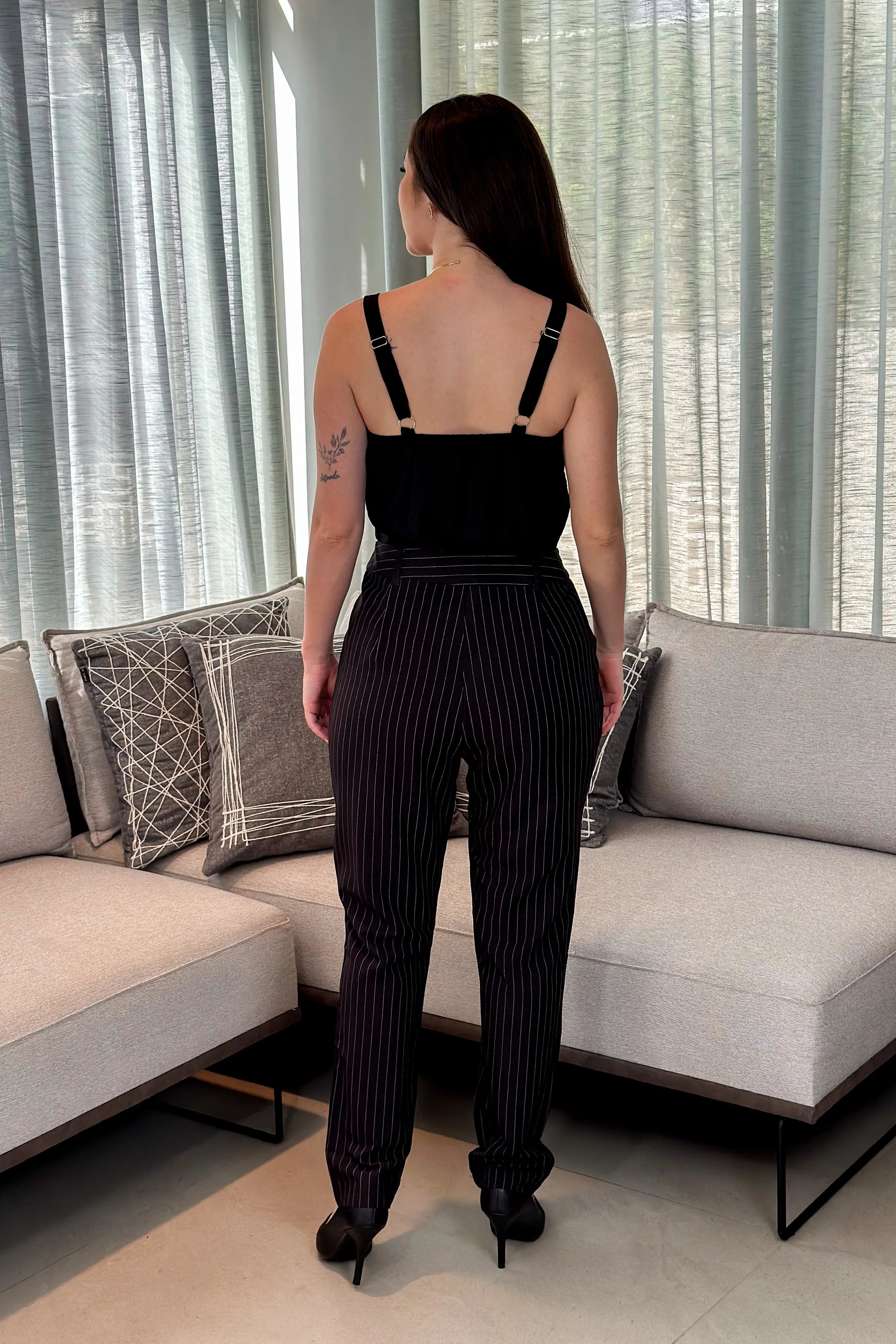 Blusa Regata Visco Acetinado Decote "V" Duda Preta