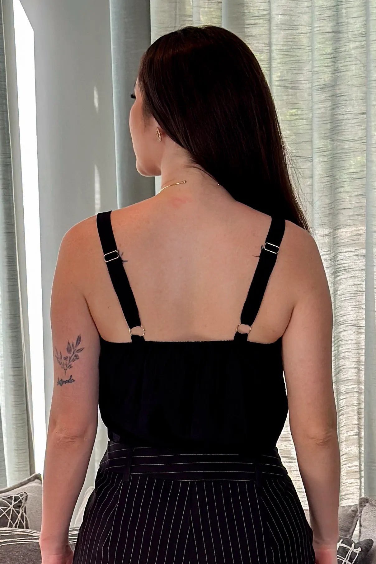 Blusa Regata Visco Acetinado Decote "V" Duda Preta