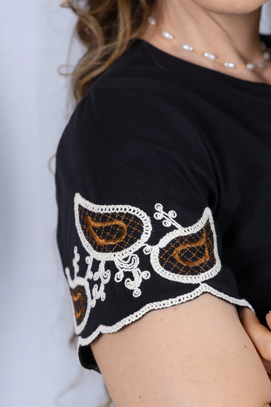 Blusa Manga Curta com Detalhe Bordado Delineado em Cotton Lycra Maya Preta