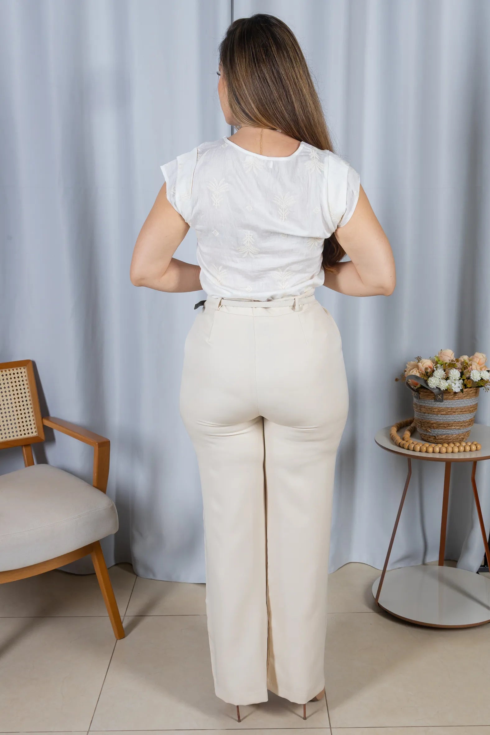 Calça Corte Reto em Alfaiataria com Friso e Cinto Encapado Daphne Creme