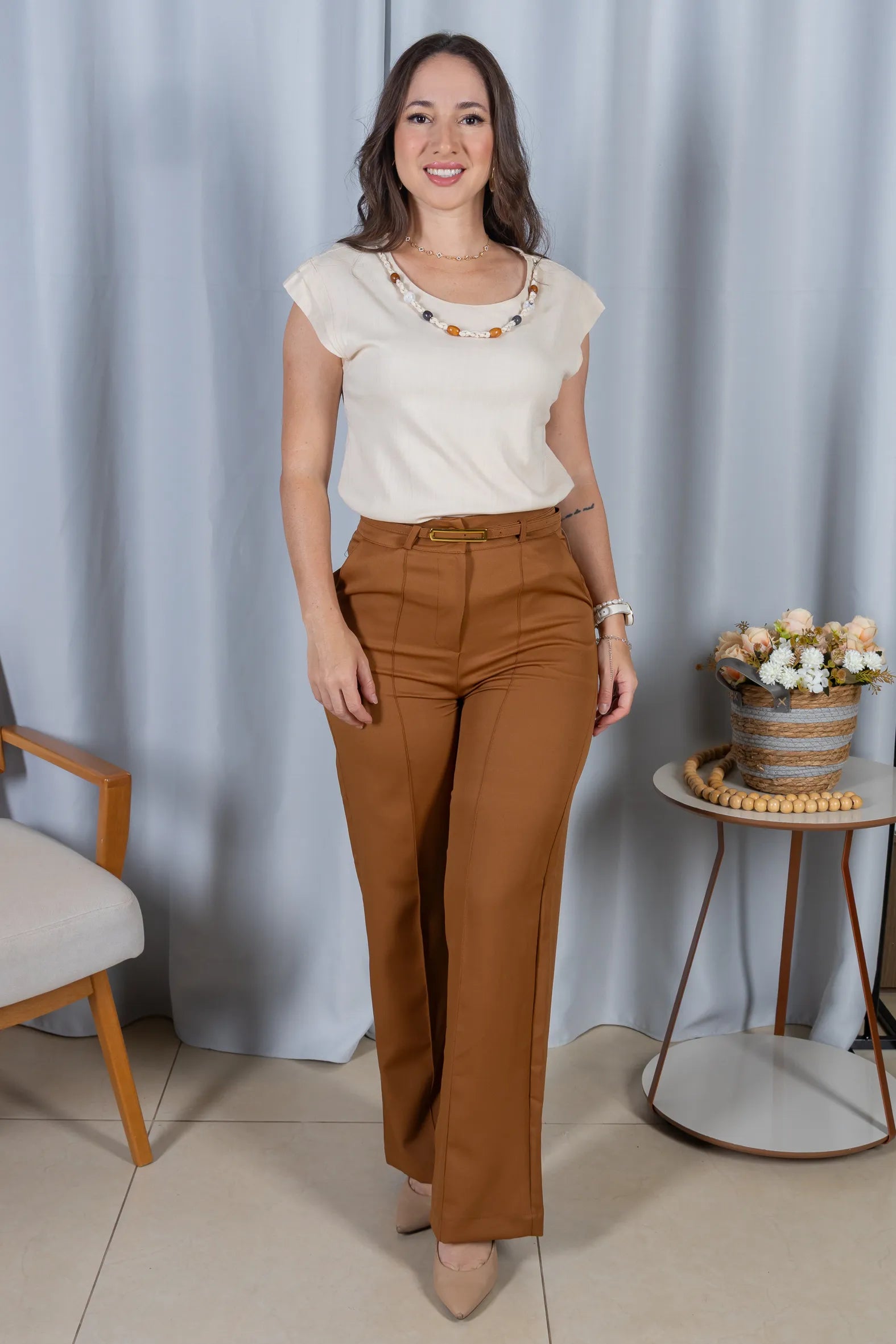 Blusa Manga Curta Visco Linen Detalhe Entrelaçado no Colo com Pedraria Iveth Creme