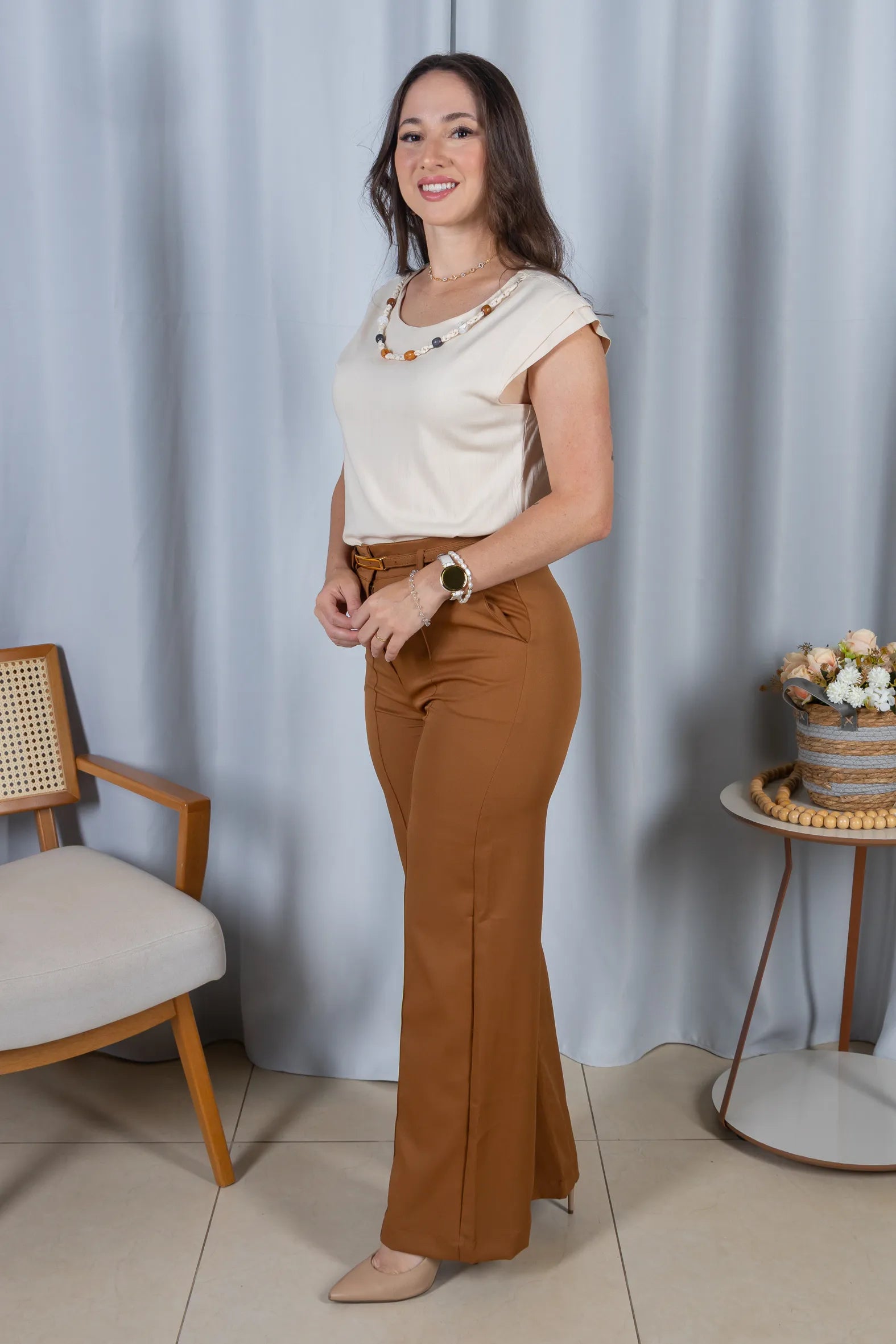 Blusa Manga Curta Visco Linen Detalhe Entrelaçado no Colo com Pedraria Iveth Creme