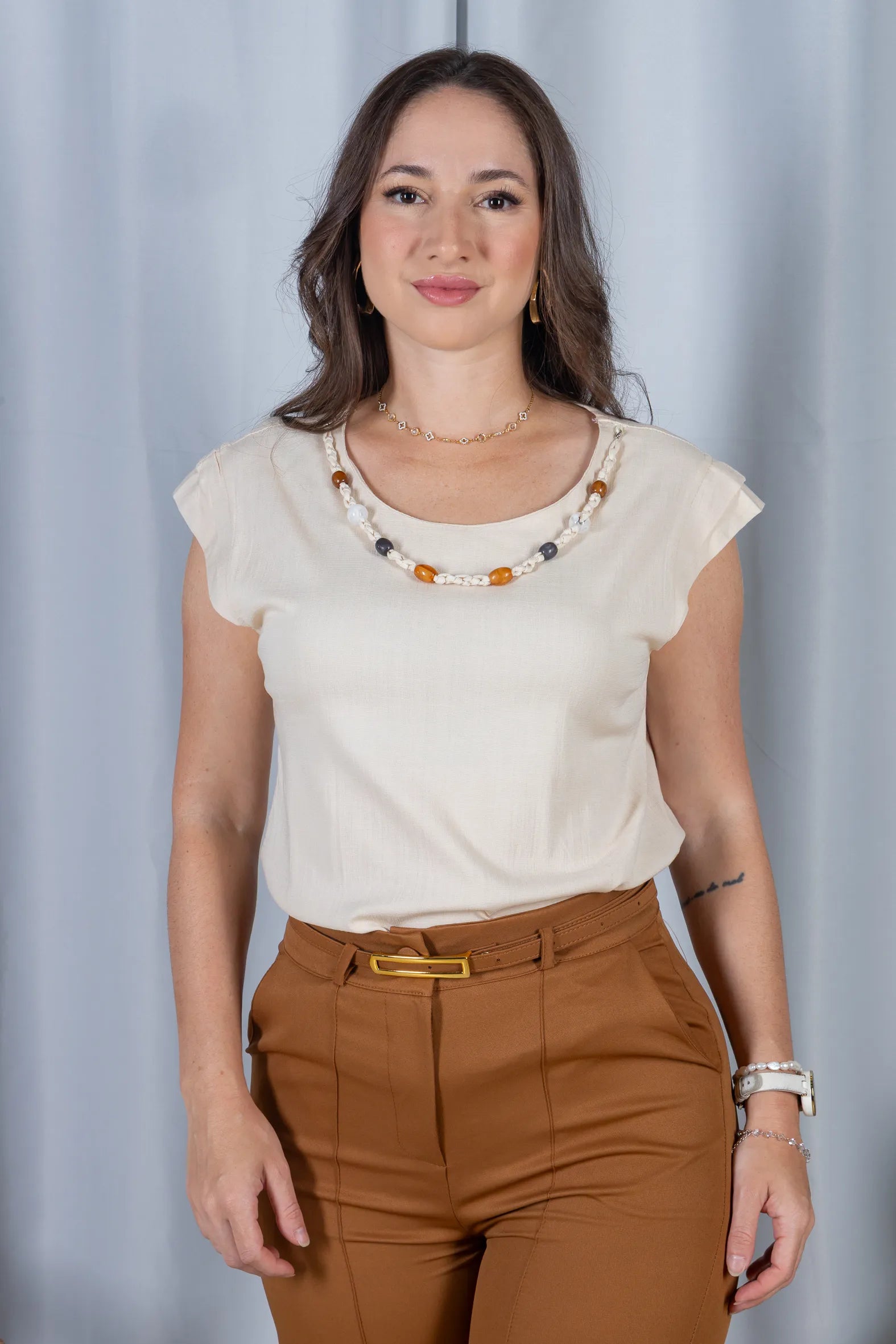 Blusa Manga Curta Visco Linen Detalhe Entrelaçado no Colo com Pedraria Iveth Creme