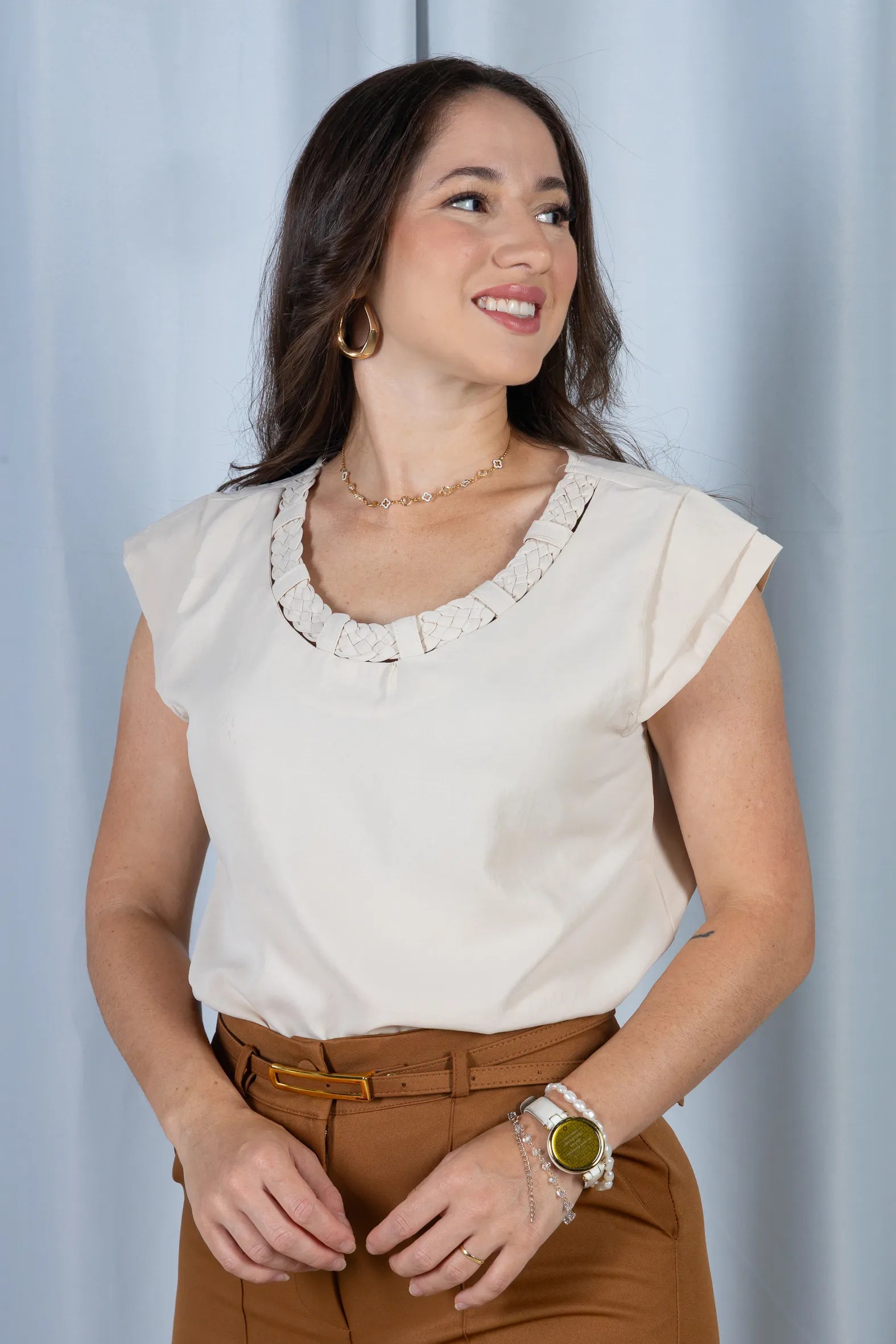 Blusa Manga Curta em Crepe Soft Touch Detalhe Trançado no Colo Aurora Bege