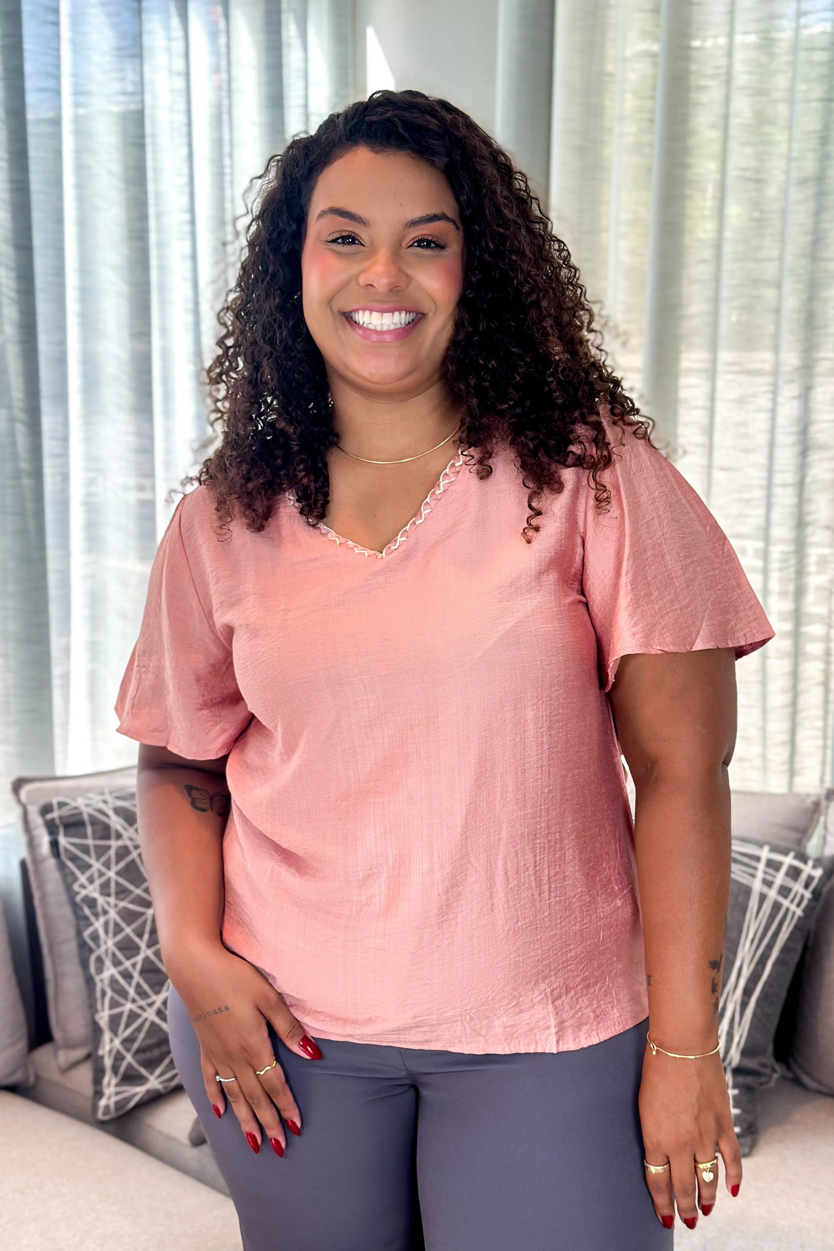 Blusa Manga Curta Visco Acetinado Decote "V" Detalhe Gola Cassia Rose