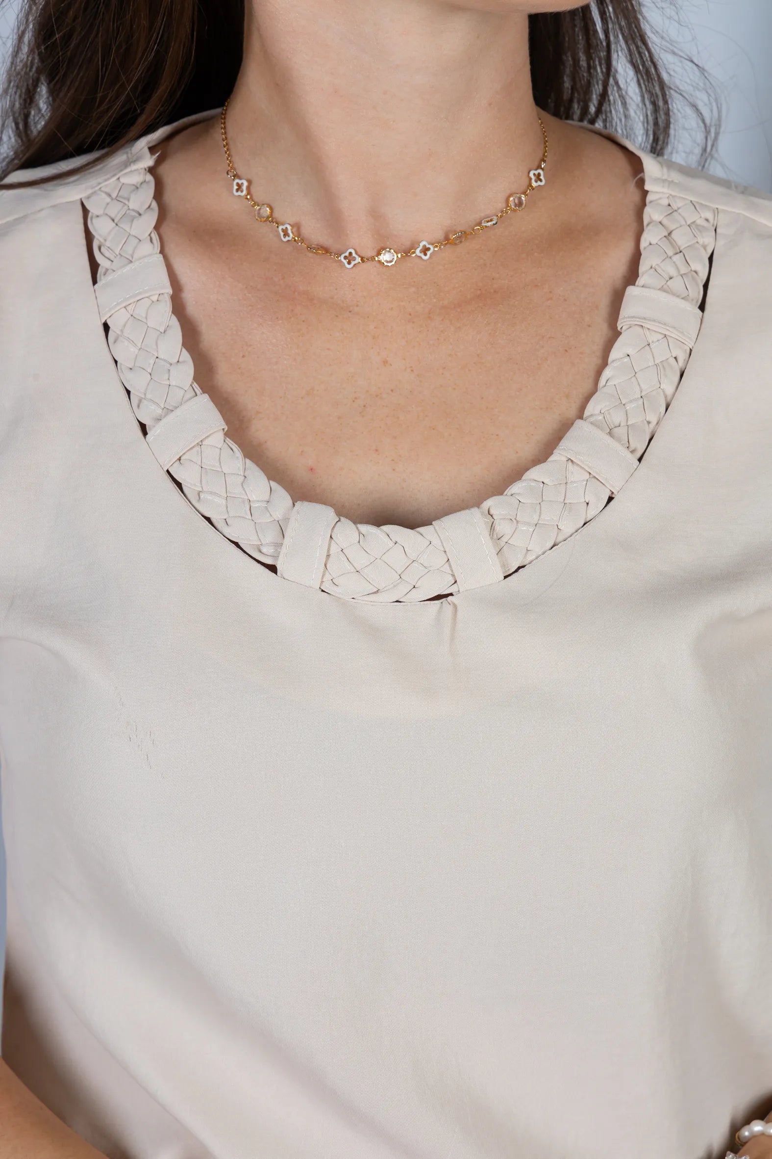 Blusa Manga Curta em Crepe Soft Touch Detalhe Trançado no Colo Aurora Bege