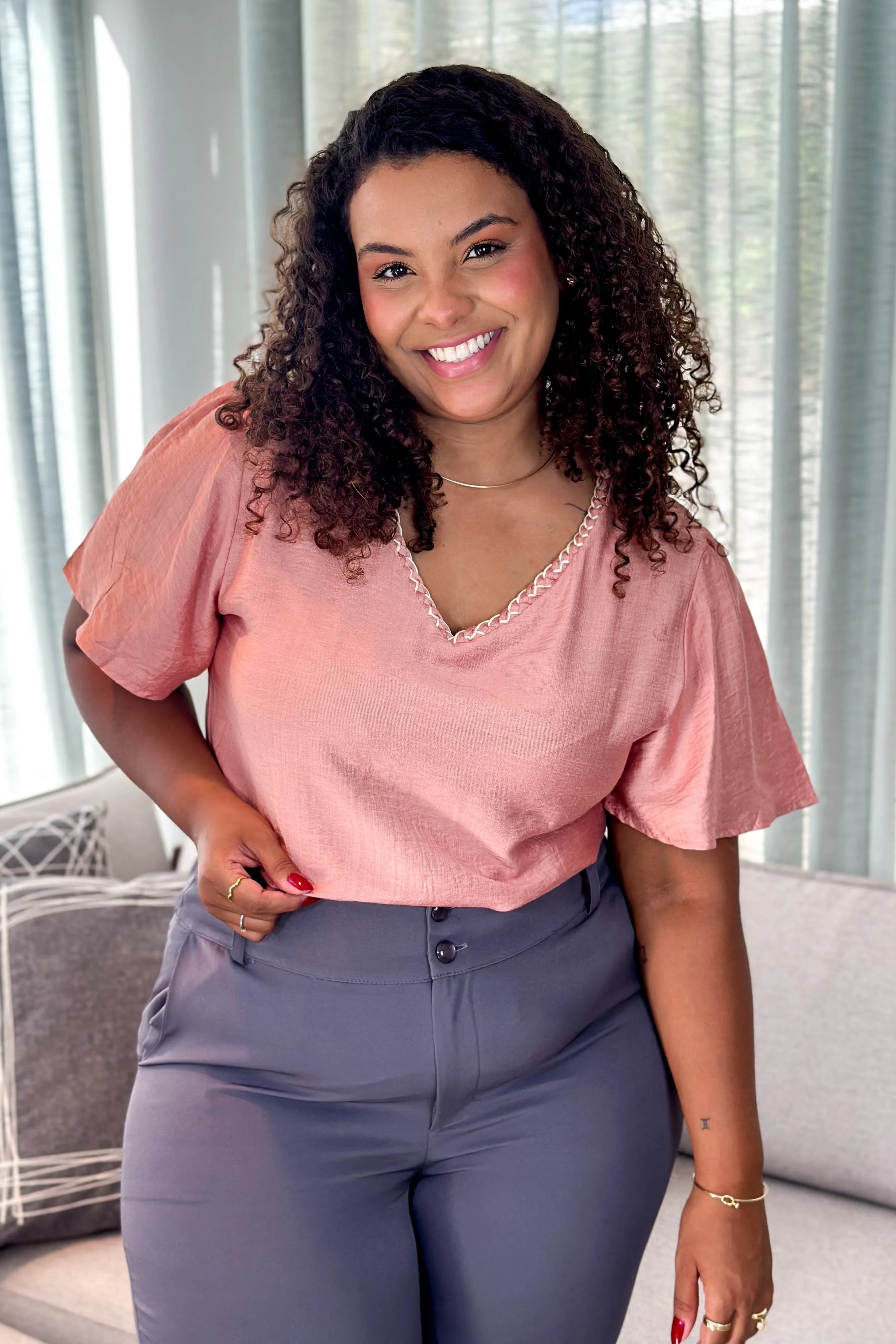 Blusa Manga Curta Visco Acetinado Decote "V" Detalhe Gola Cassia Rose