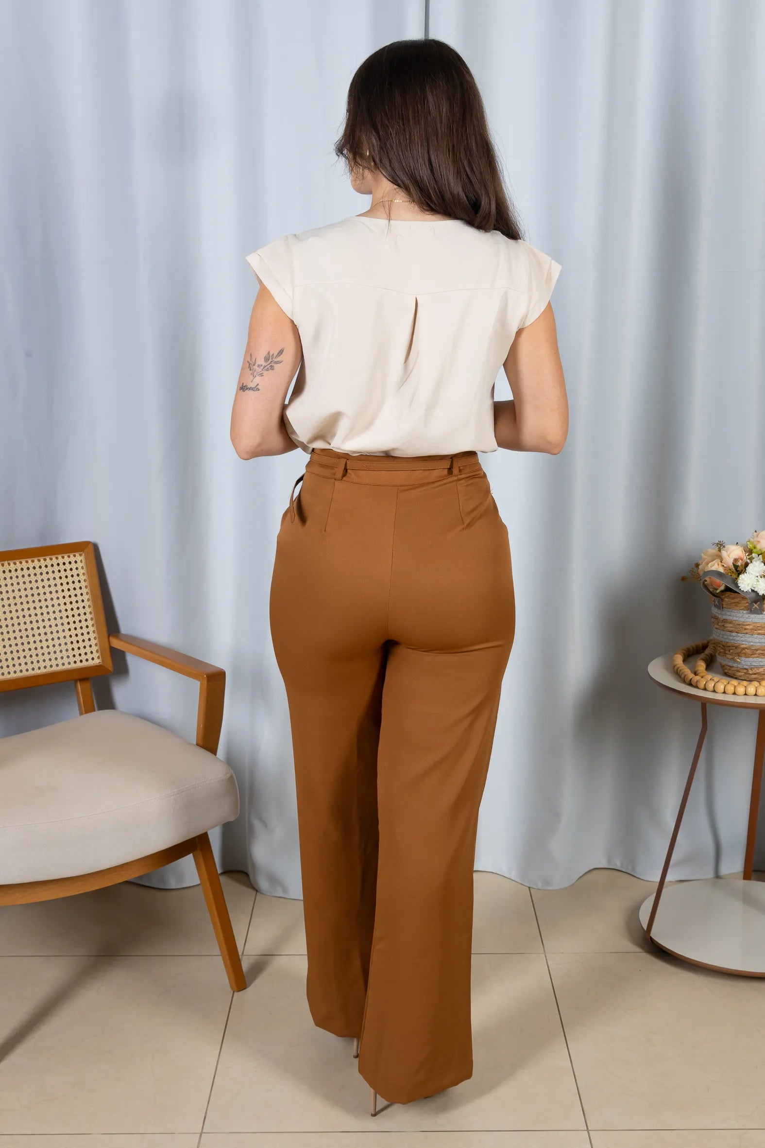 Blusa Manga Curta em Crepe Soft Touch Detalhe Trançado no Colo Aurora Bege