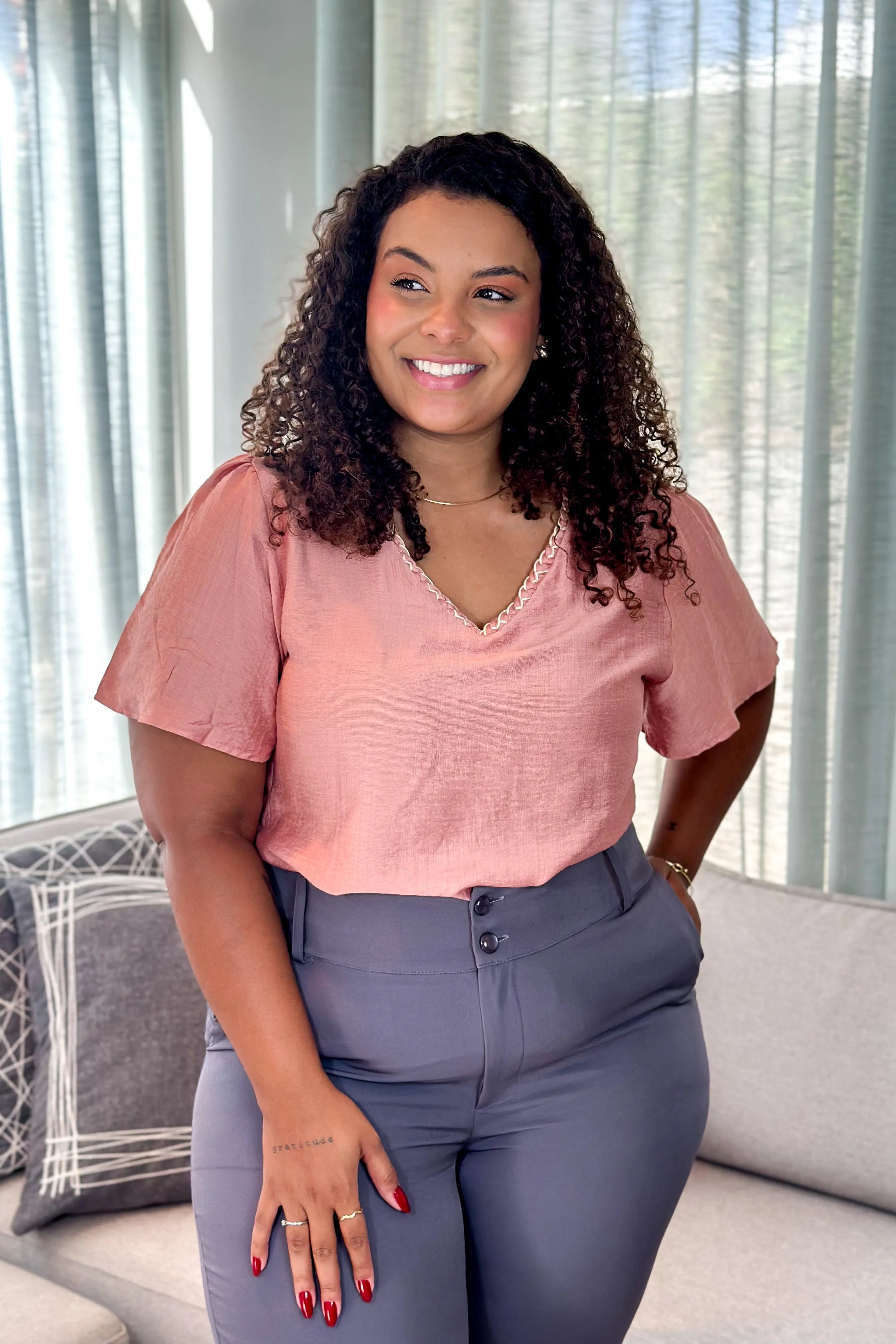 Blusa Manga Curta Visco Acetinado Decote "V" Detalhe Gola Cassia Rose