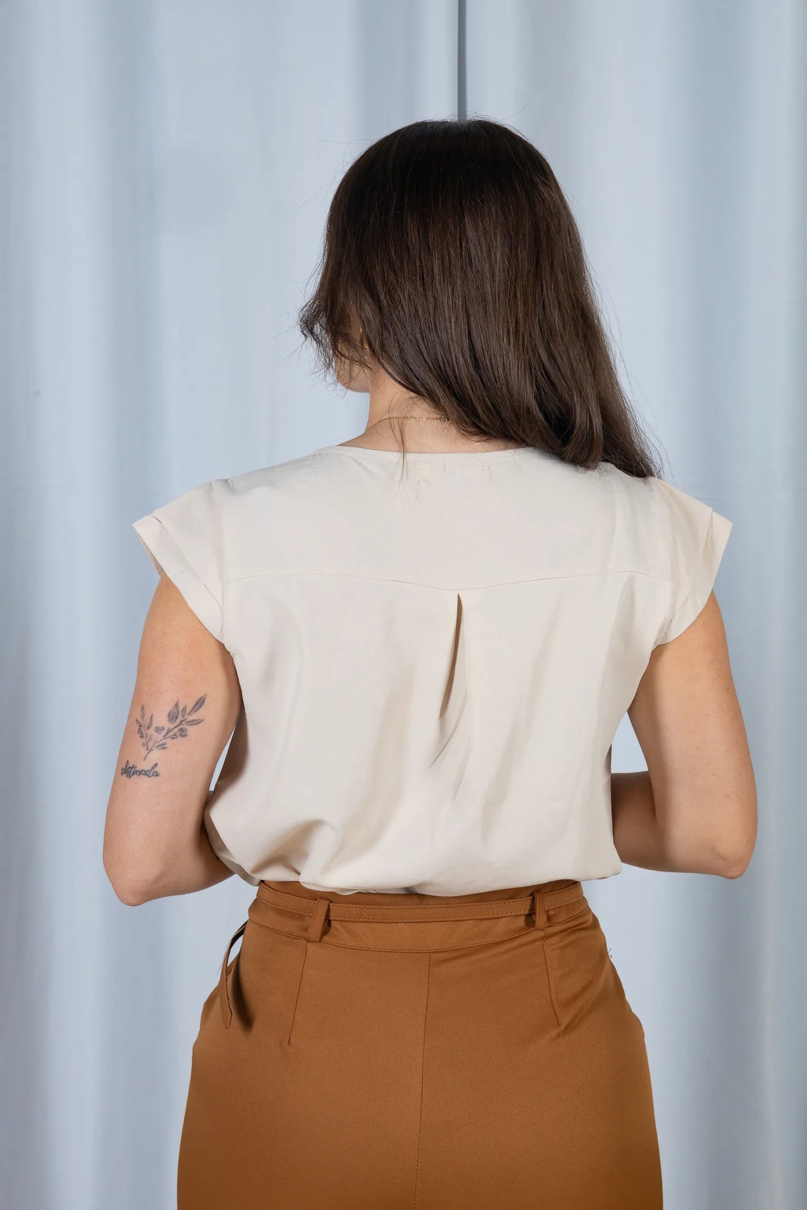 Blusa Manga Curta em Crepe Soft Touch Detalhe Trançado no Colo Aurora Bege