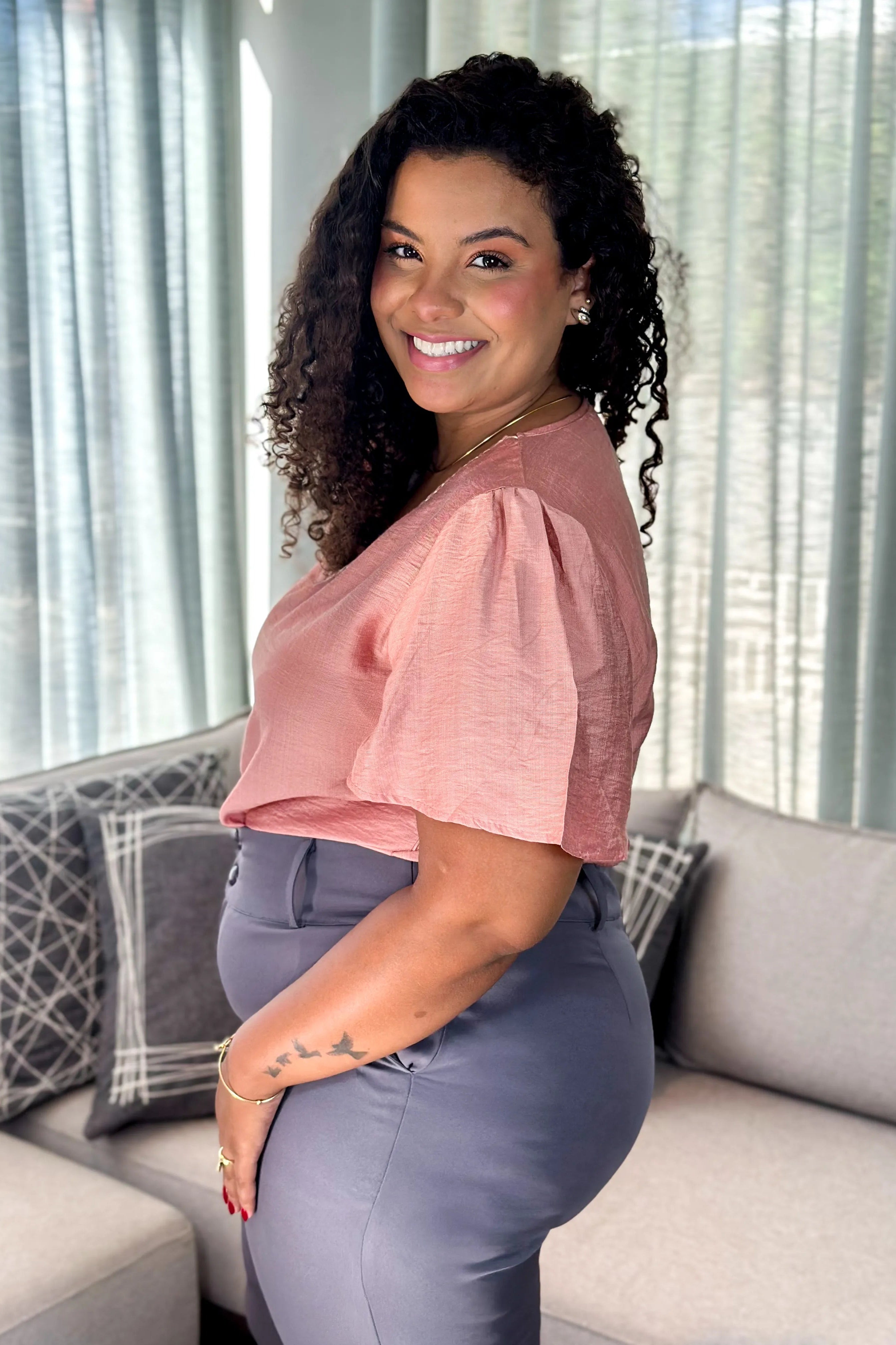 Blusa Manga Curta Visco Acetinado Decote "V" Detalhe Gola Cassia Rose