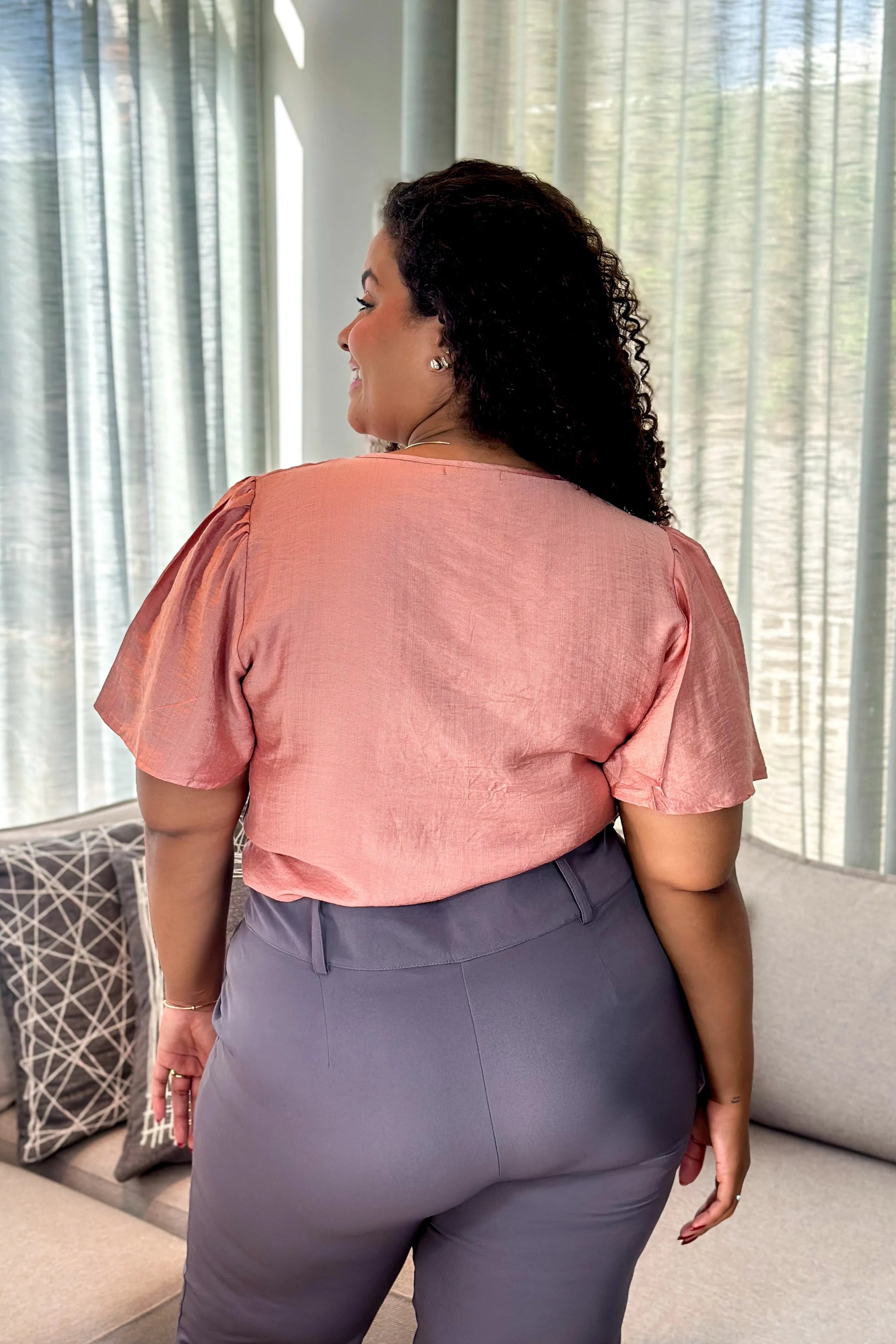 Blusa Manga Curta Visco Acetinado Decote "V" Detalhe Gola Cassia Rose