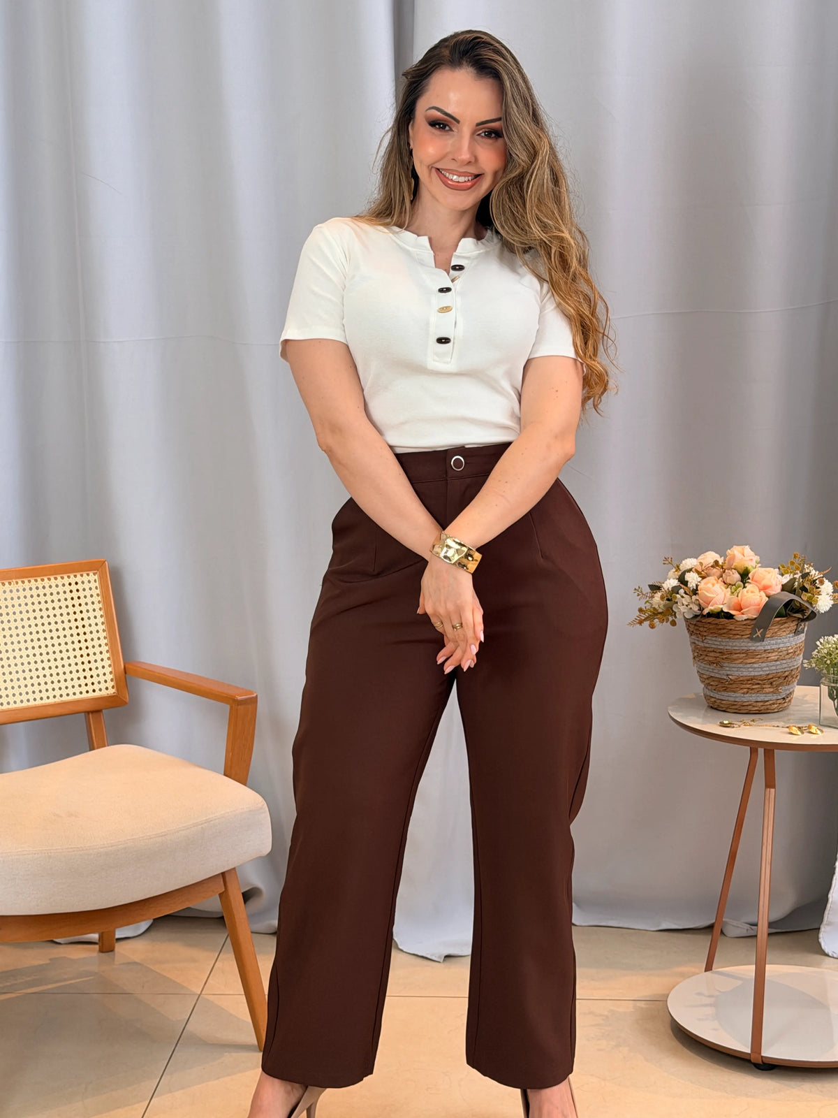 Conjunto: Blusa Alícia Branca + Calça Fabíola Marrom