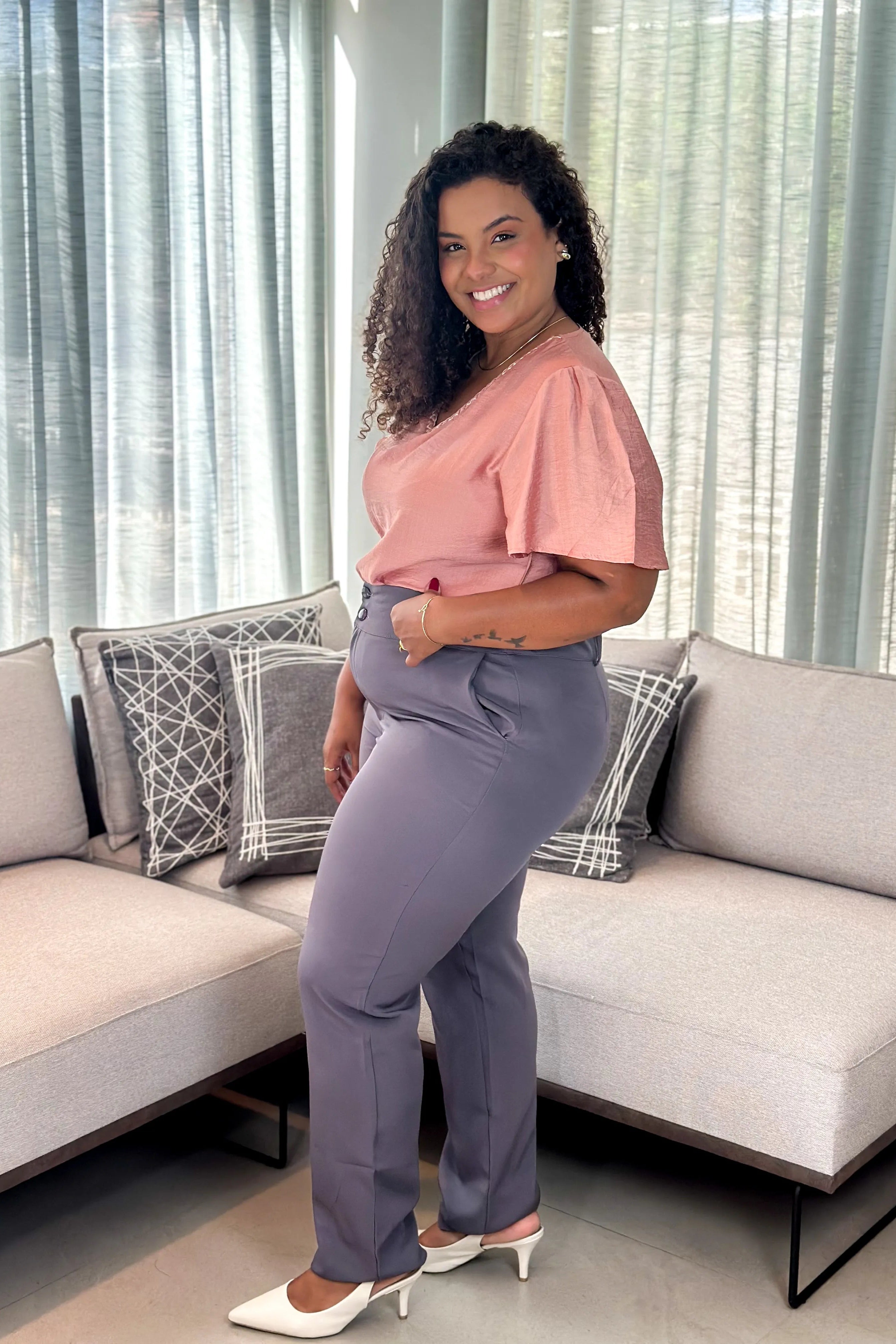 Blusa Manga Curta Visco Acetinado Decote "V" Detalhe Gola Cassia Rose