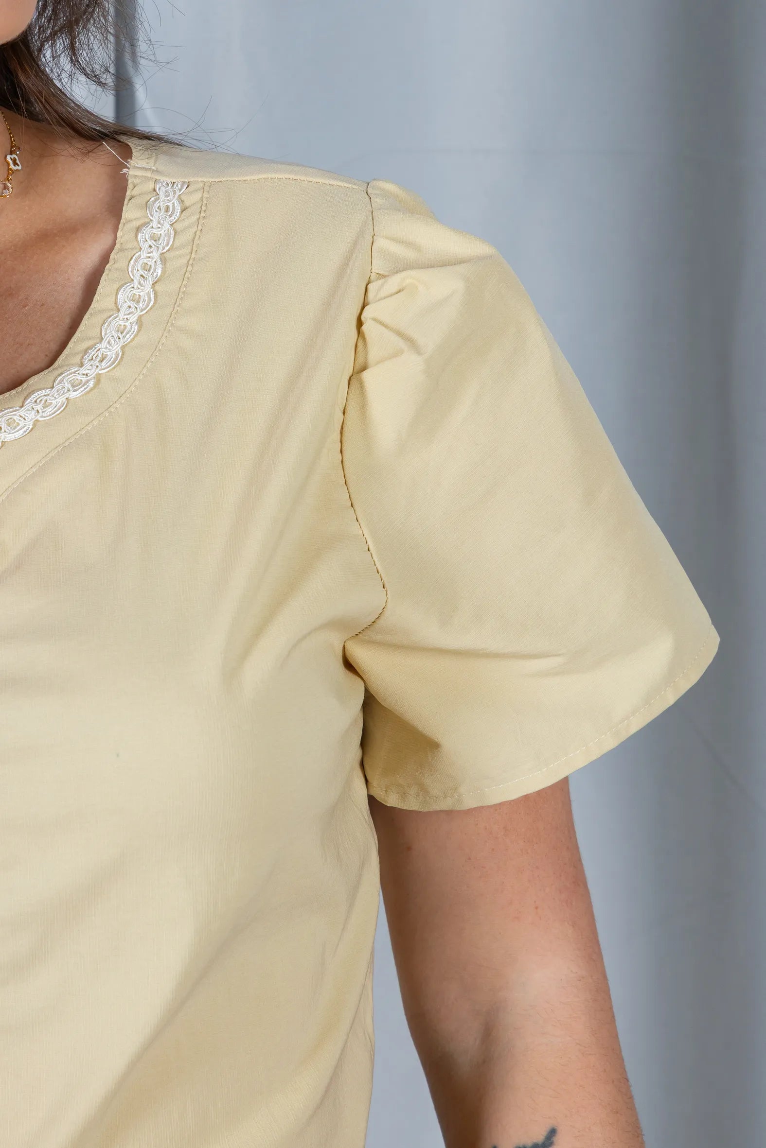 Blusa Manga Curta em Visco Mix Decote em "V" Detalhe Bordado Morgana Bege