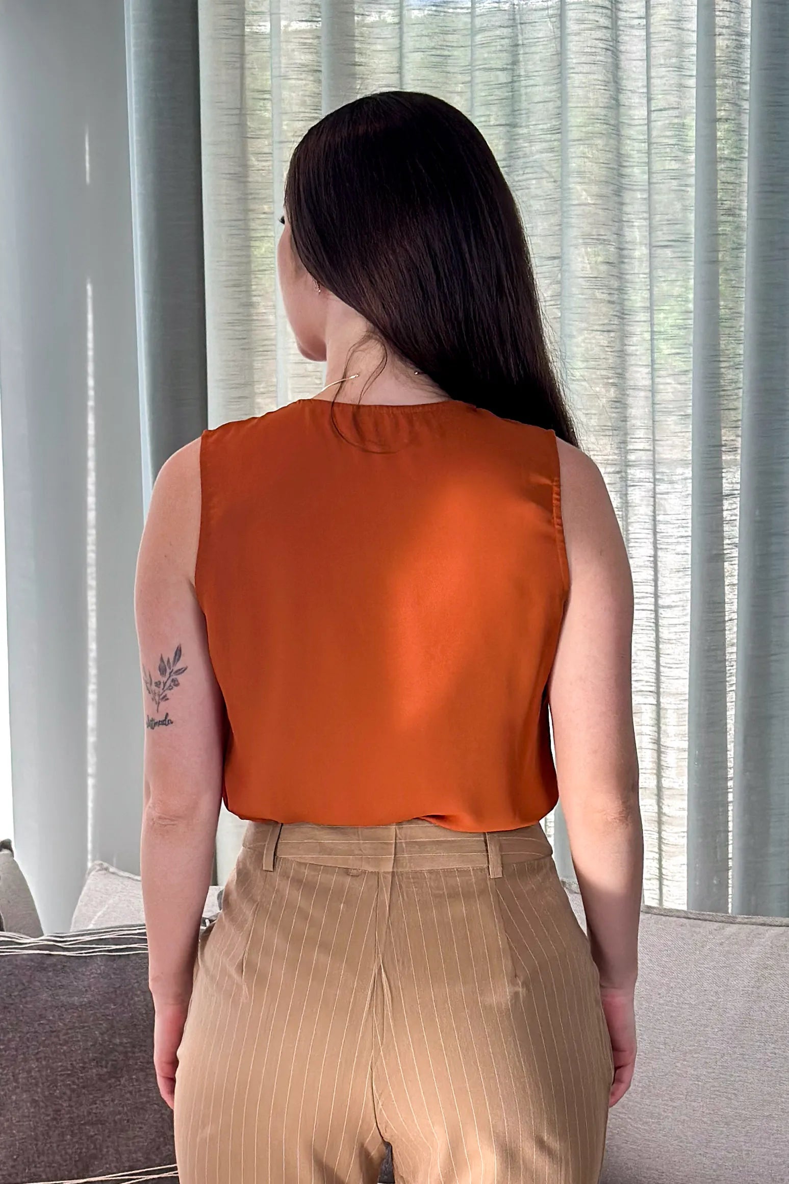 Blusa Regata New Crepe Decote "V" Thalia Terracota