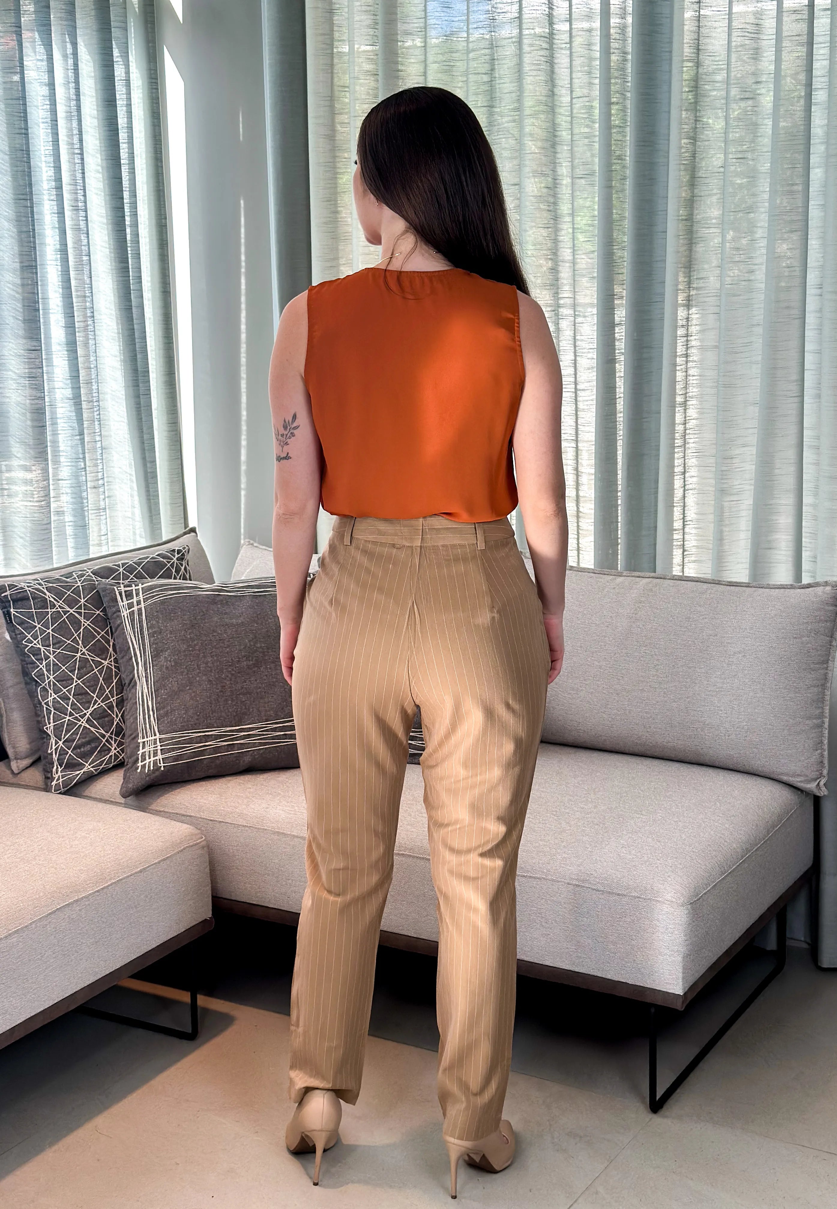 Calça Corte Reto Alfaiataria Essential Risca de Giz Luiza Bege