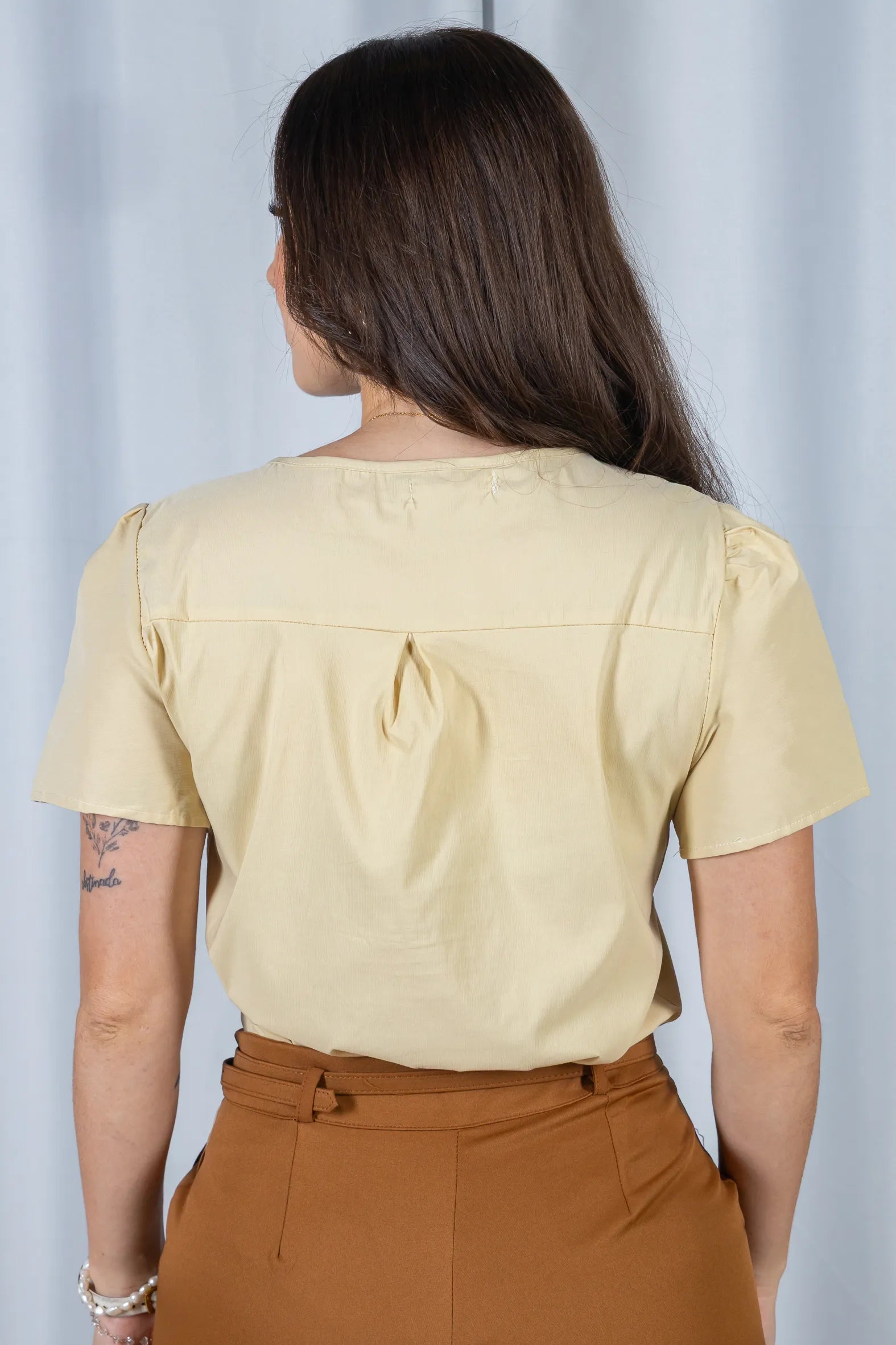 Blusa Manga Curta em Visco Mix Decote em "V" Detalhe Bordado Morgana Bege