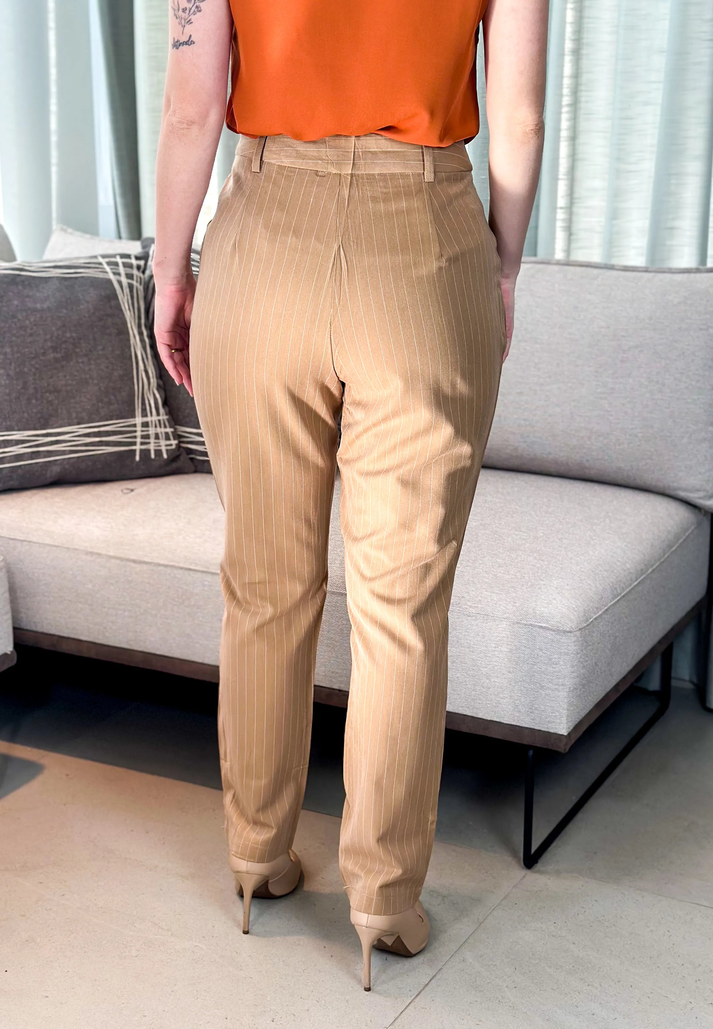 Calça Corte Reto Alfaiataria Essential Risca de Giz Luiza Bege