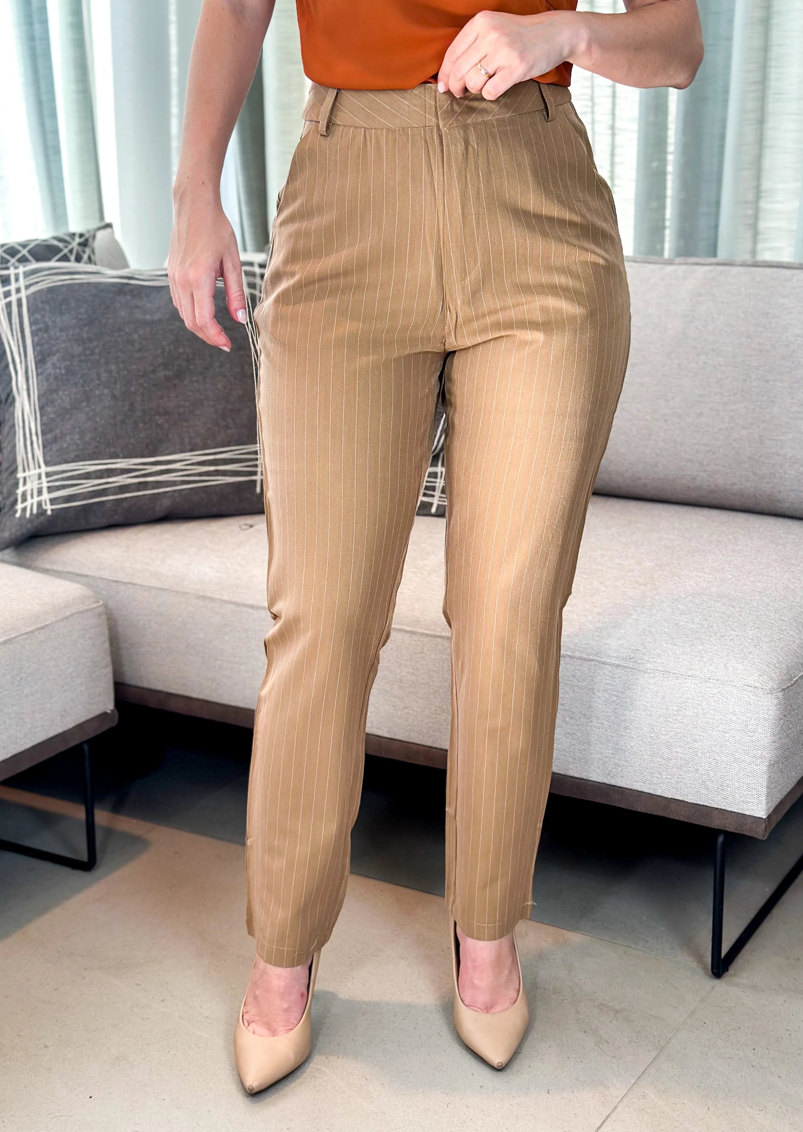 Calça Corte Reto Alfaiataria Essential Risca de Giz Luiza Bege