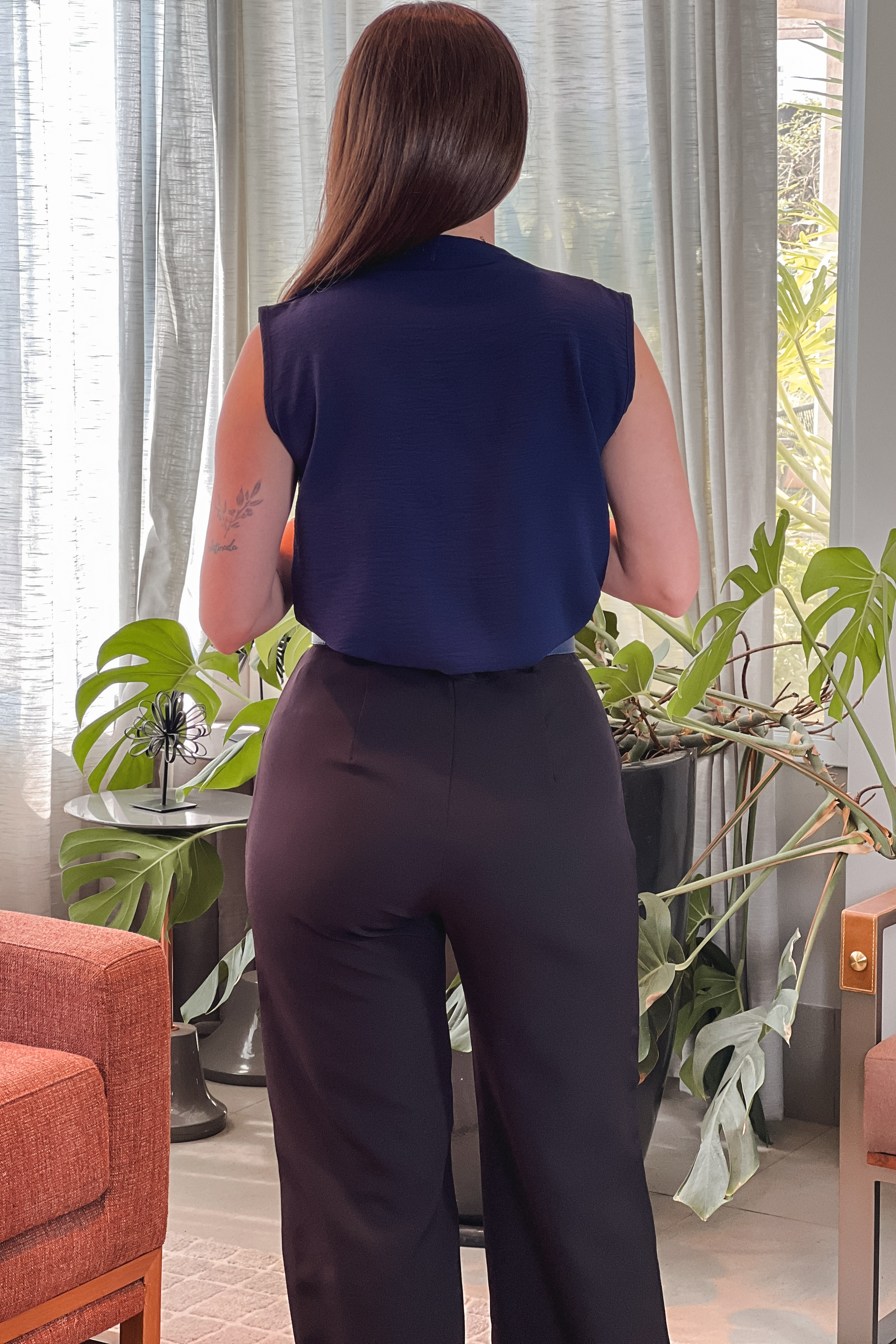 Conjunto: Blusa Textura Regata Decote "V" Tatiana Azul Marinho + Calça Corte Reto Detalhe Cinto Priscila Preta