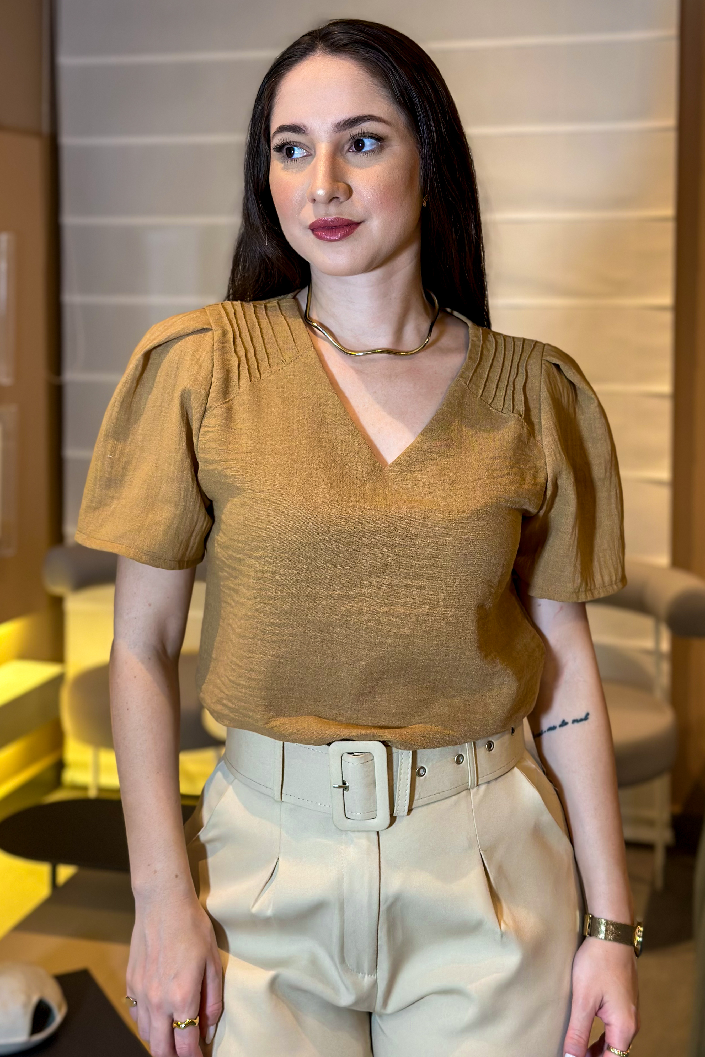 Blusa Decote "V" Detalhe Ombro Fábia Marrom
