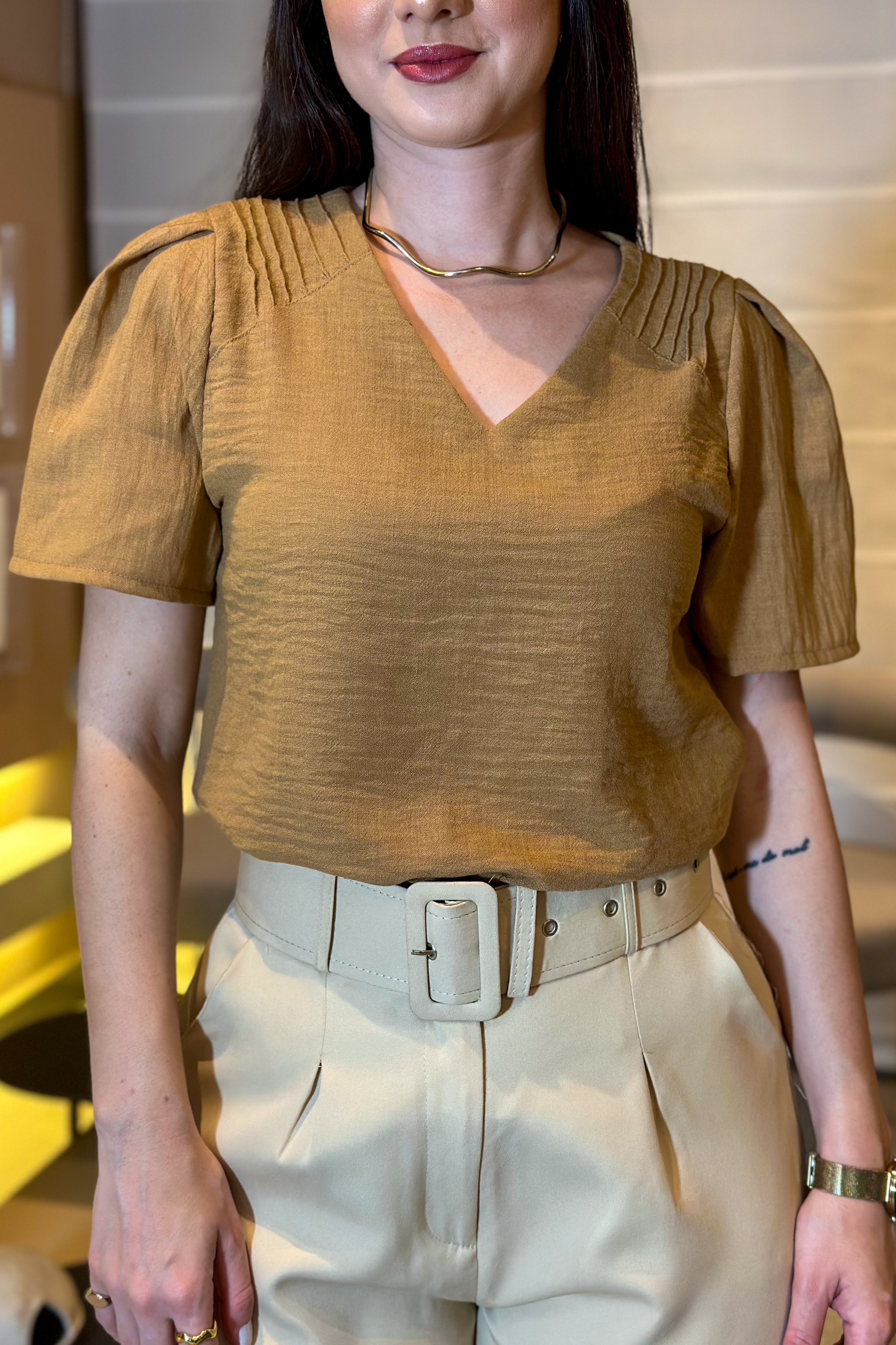 Blusa Decote "V" Detalhe Ombro Fábia Marrom