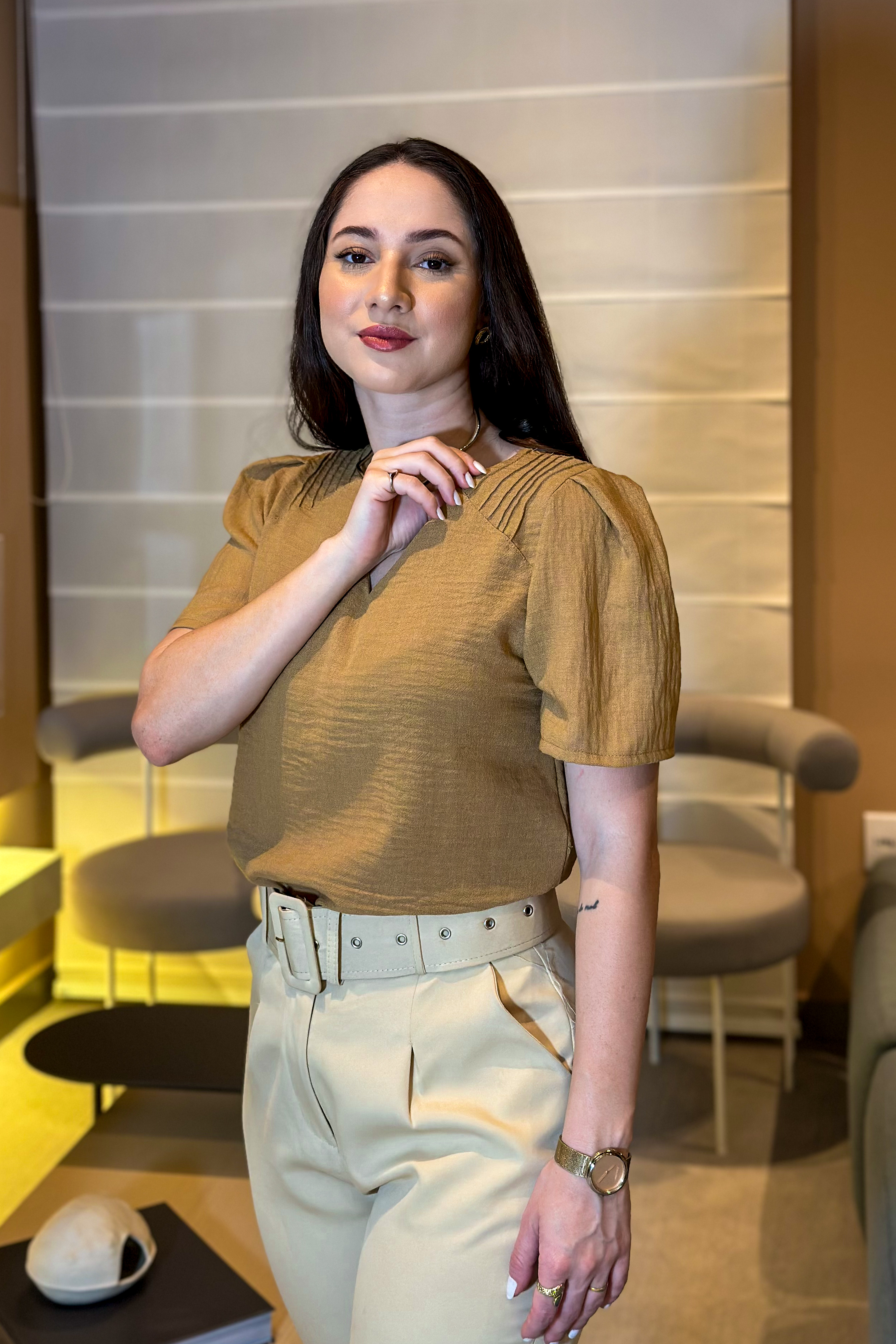 Blusa Decote "V" Detalhe Ombro Fábia Marrom