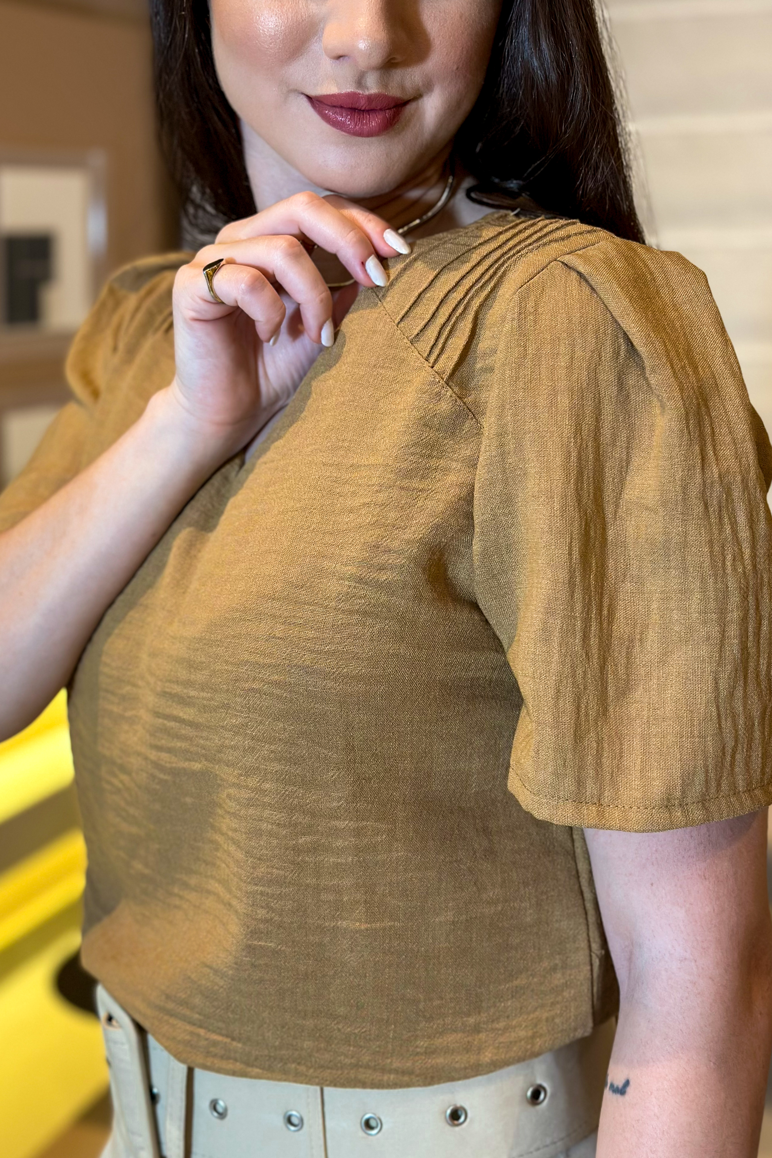 Blusa Decote "V" Detalhe Ombro Fábia Marrom