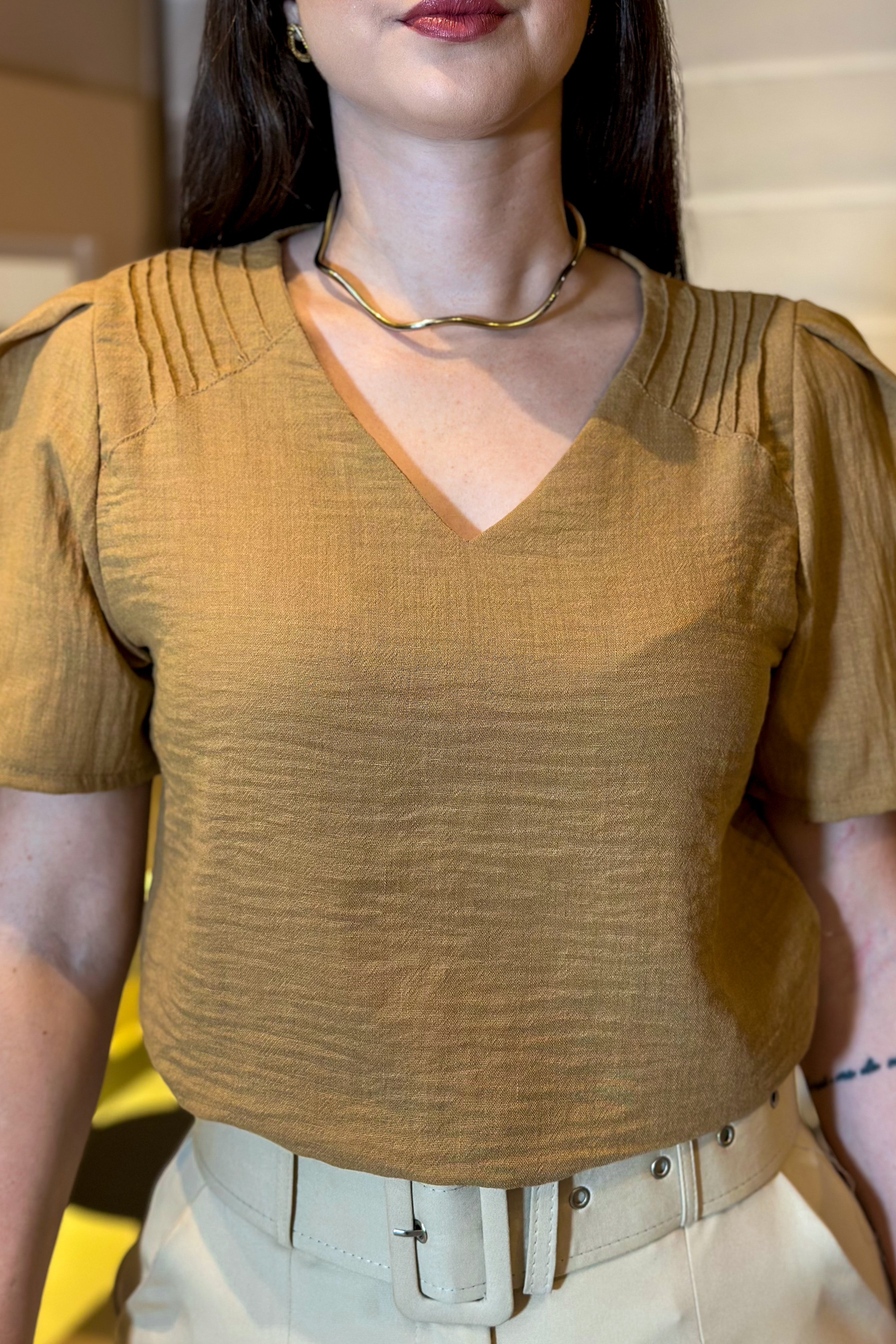 Blusa Decote "V" Detalhe Ombro Fábia Marrom